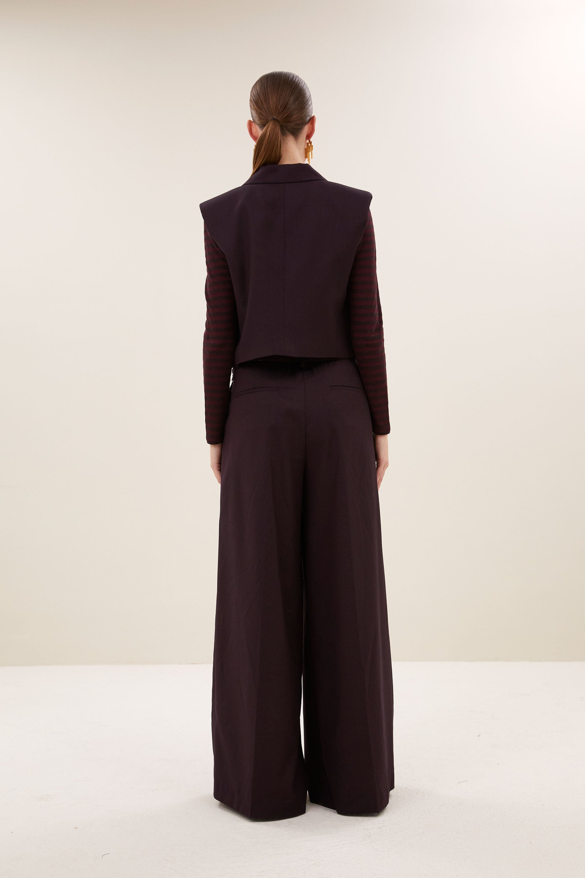 bobi-gilet-dark-wine-all-time classic-knoopsluiting-draagbaar als set-by-bar-achteraanzicht