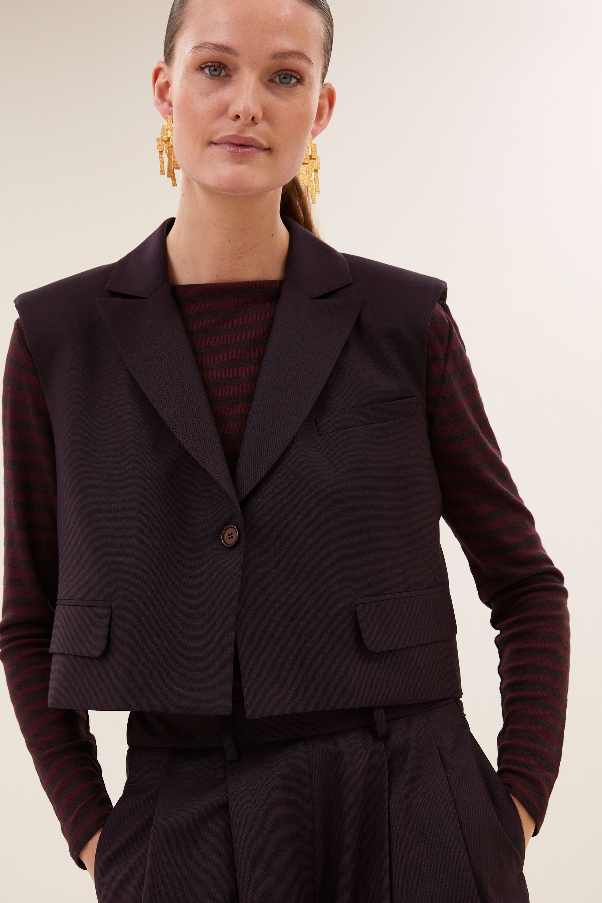 bobi-gilet-dark-wine-all-time classic-knoopsluiting-draagbaar als set-by-bar-detail