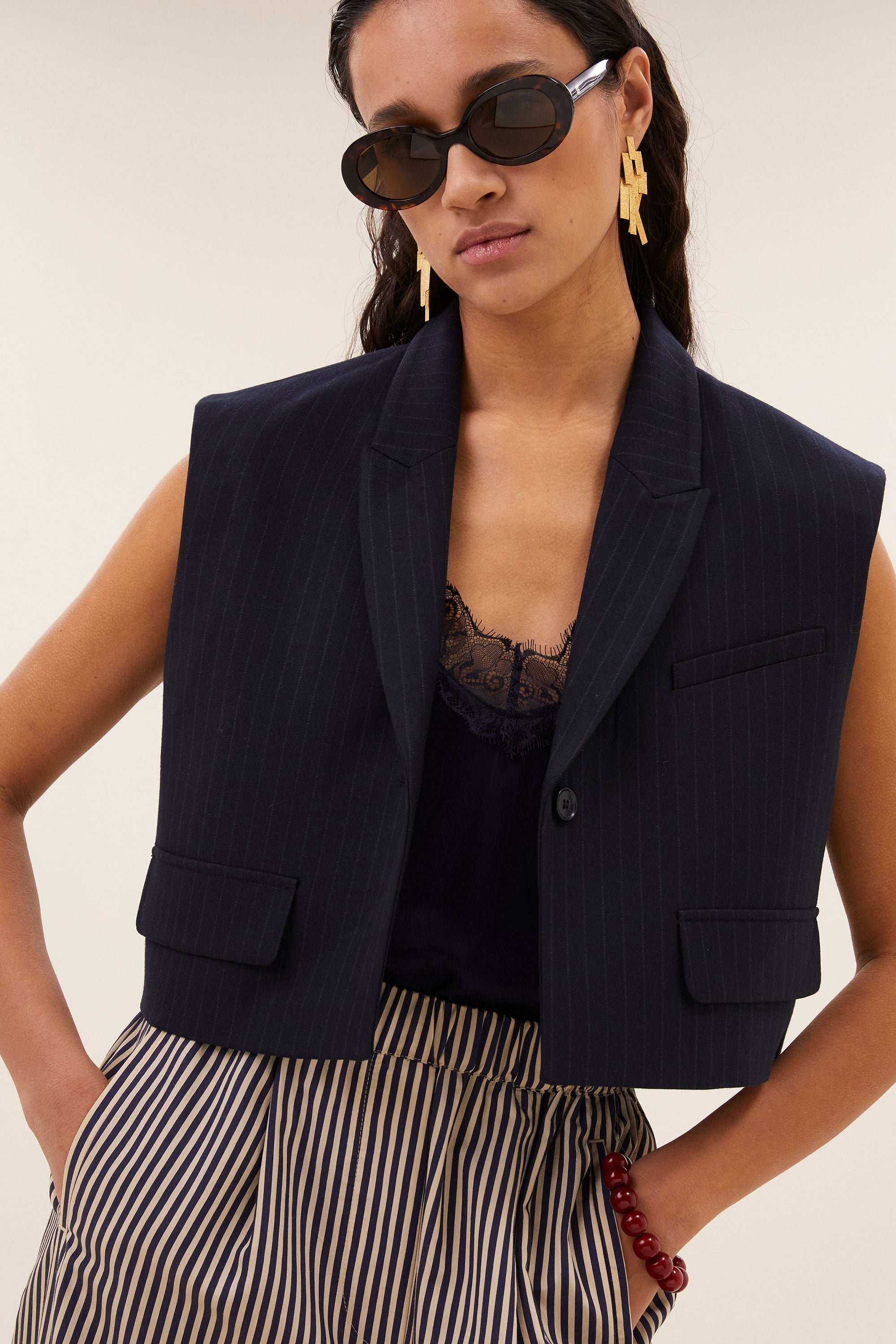 pia-satin-top-captain-blue-comfortabele draagervaring-must-have essential-v-halslijn-by-bar-achteraanzicht