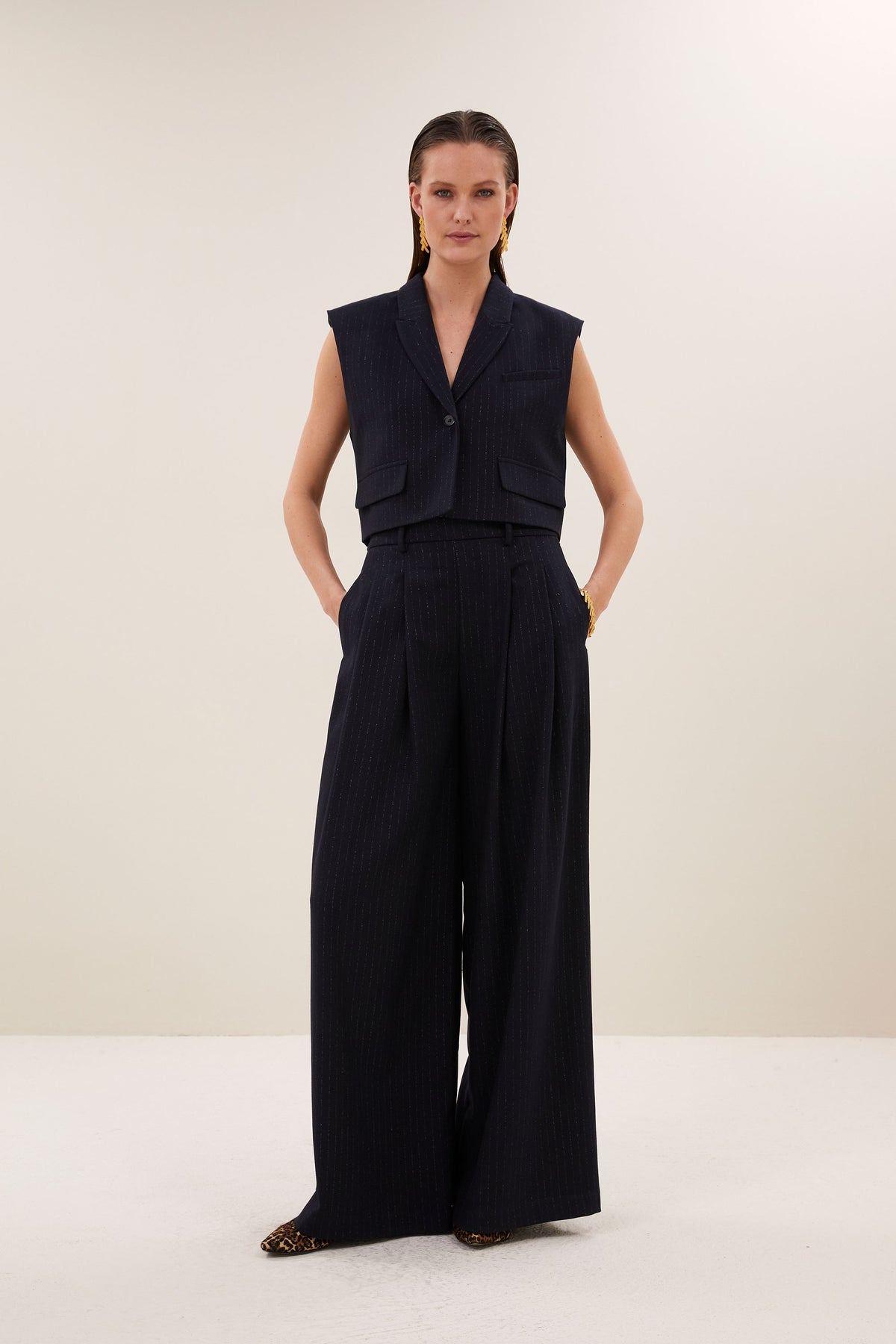 bobi-sparkle-stripe-gilet-midnight-all-time classic-draagbaar als set-v-halslijn-by-bar-zijaanzicht
