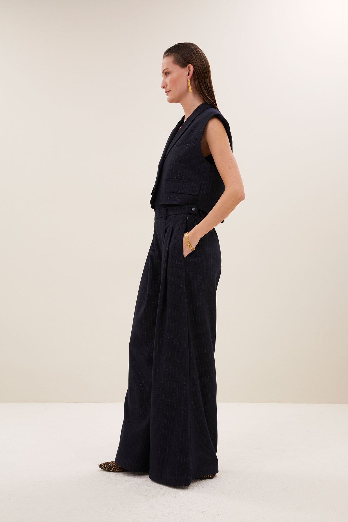 bobi-sparkle-stripe-gilet-midnight-all-time classic-draagbaar als set-v-halslijn-by-bar-zijaanzicht