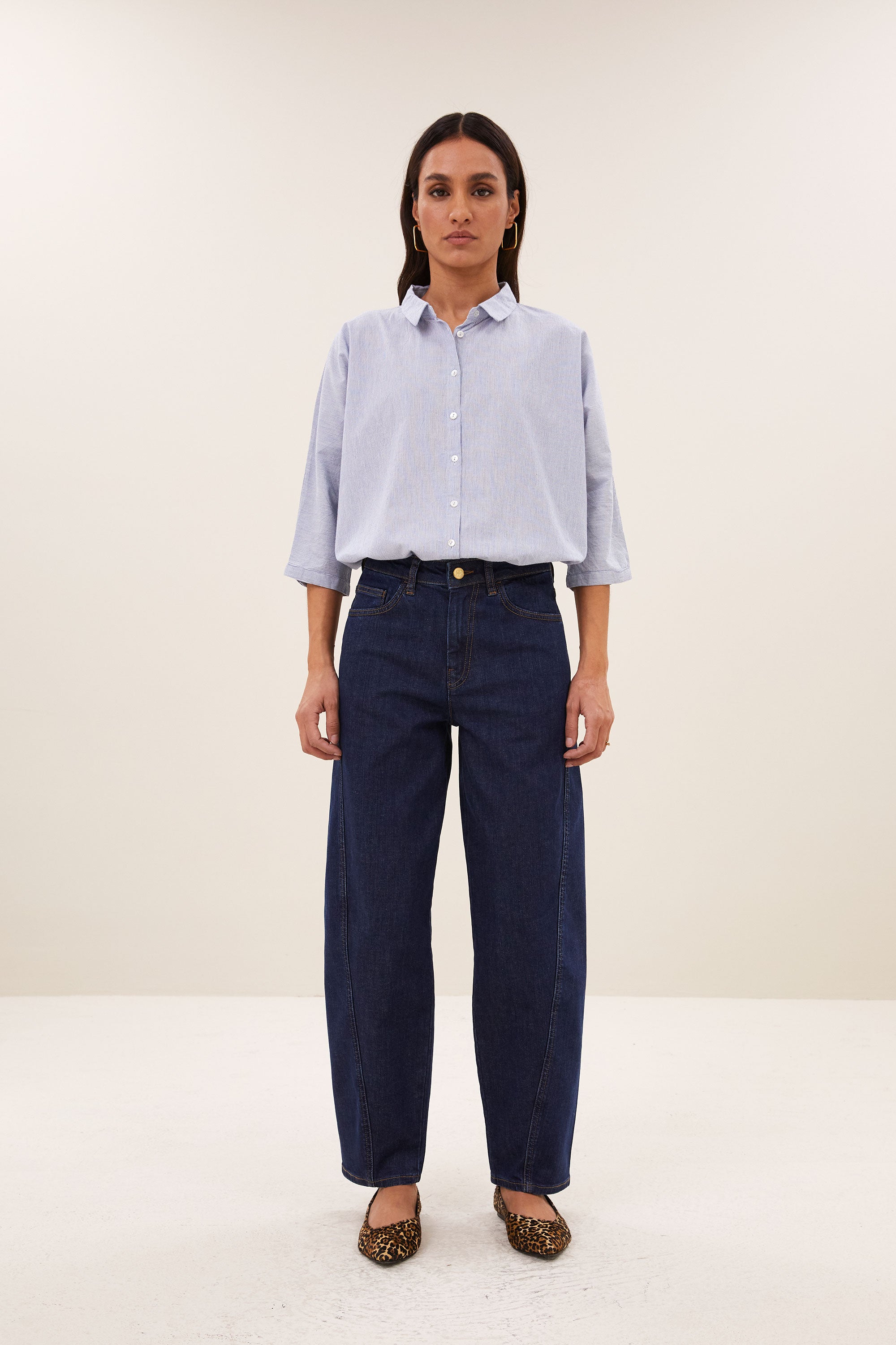 begum-dark-jeans-dark-denim-comfortabele draagervaring-all-time classic-middelhoge taille-by-bar-zijaanzicht