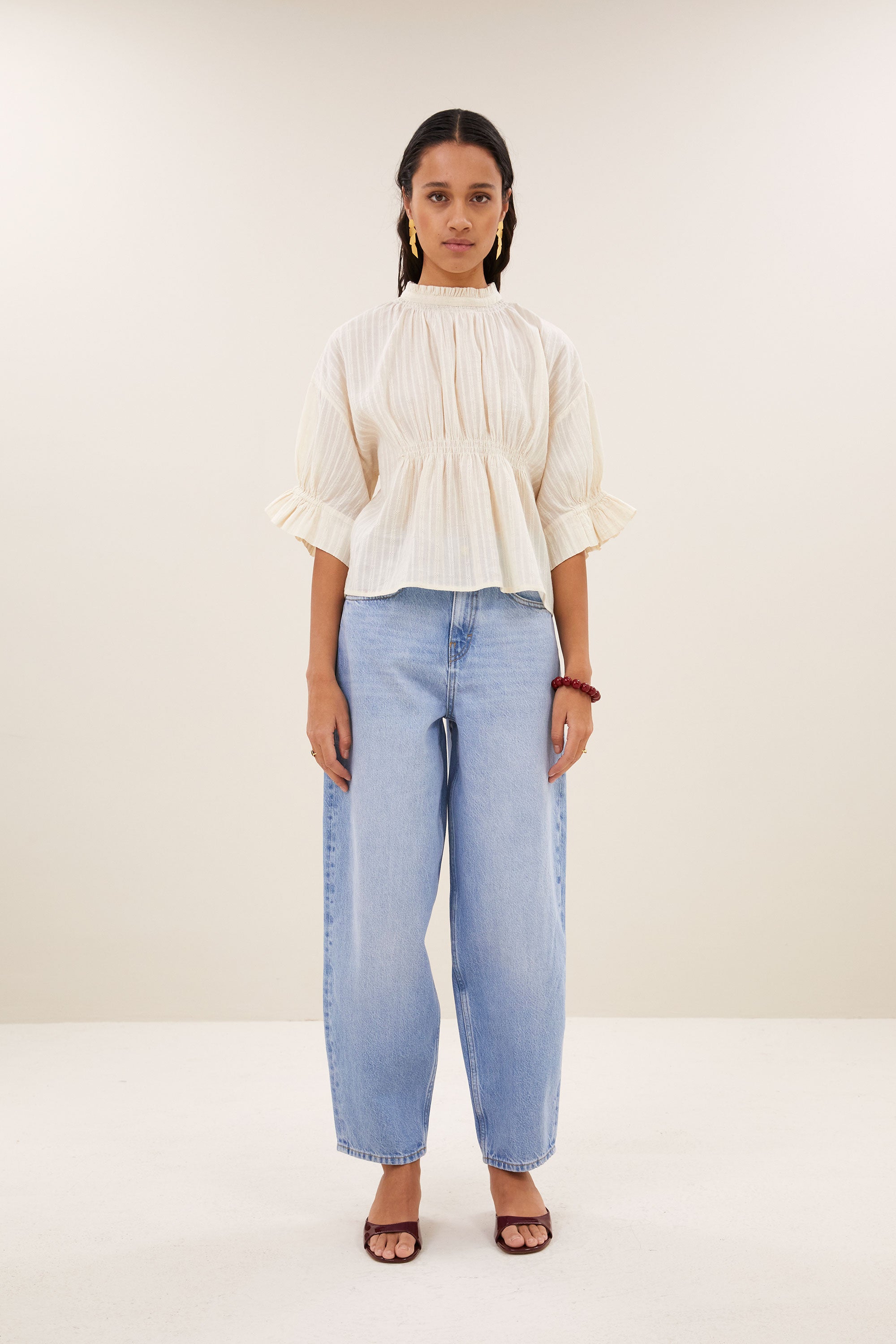 baloe-jeans-light-denim-all-time classic-wijduitlopende pasvorm-must-have essential-by-bar-achteraanzicht