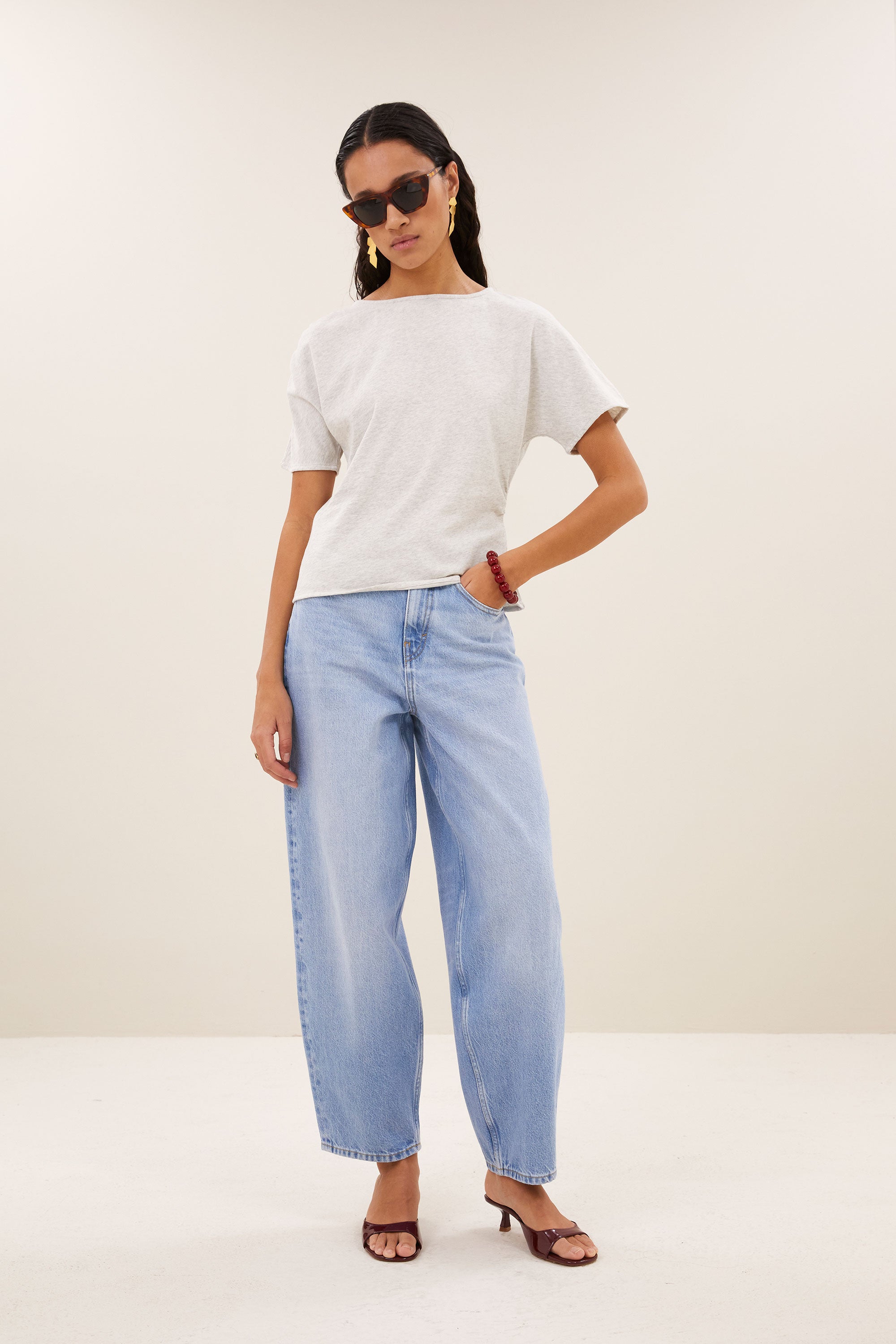baloe-jeans-light-denim-all-time classic-wijduitlopende pasvorm-must-have essential-by-bar-zijaanzicht