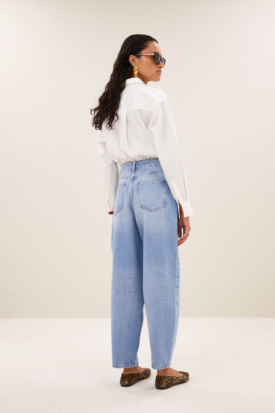baloe-jeans-light-denim-all-time classic-wijduitlopende pasvorm-must-have essential-by-bar-achteraanzicht