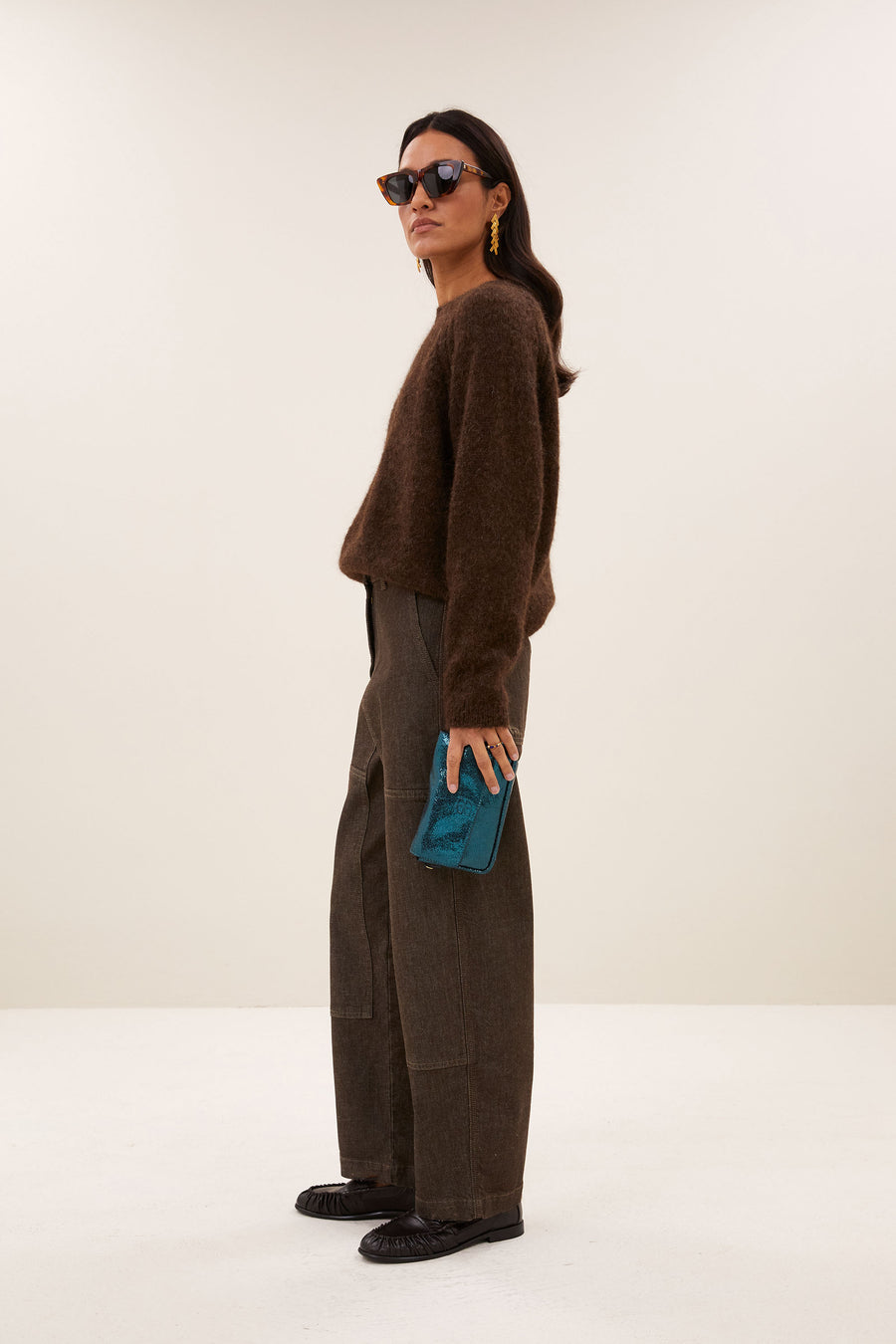 jenna-worker-jeans-dark-brown-casual fit-losvallende pasvorm-biologisch katoen-by-bar-zijaanzicht