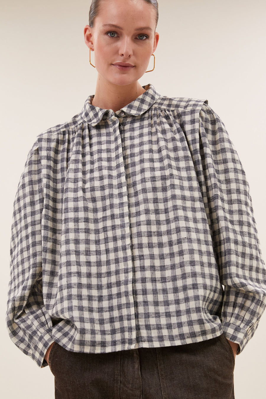 maia-check-blouse-ash-grey-check-all-time classic-ronde halslijn-statement print-by-bar-sfeerbeeld