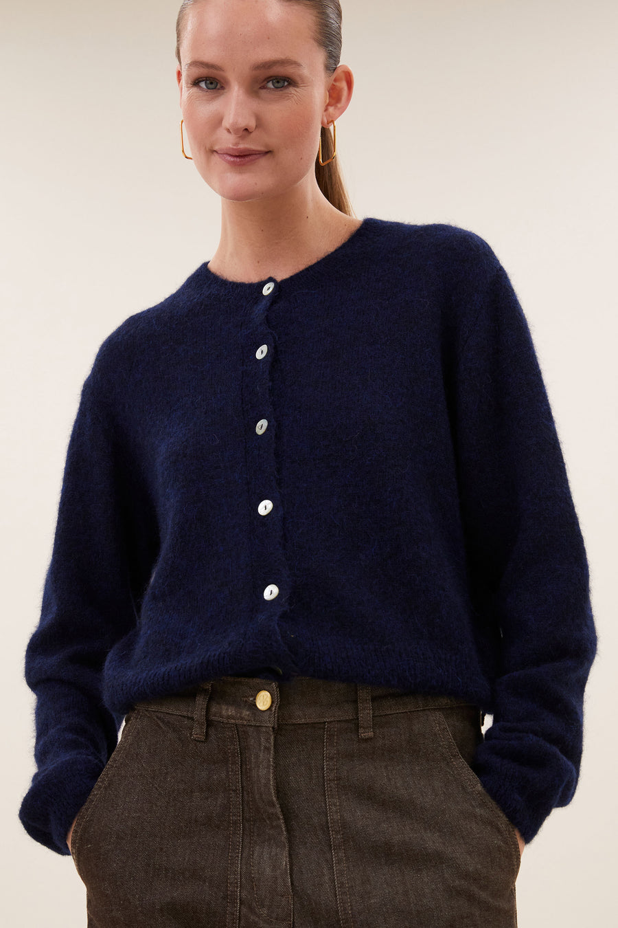 cleo-cardigan-midnight-1-all-time classic-knoopsluiting-ronde halslijn-by-bar-sfeerbeeld