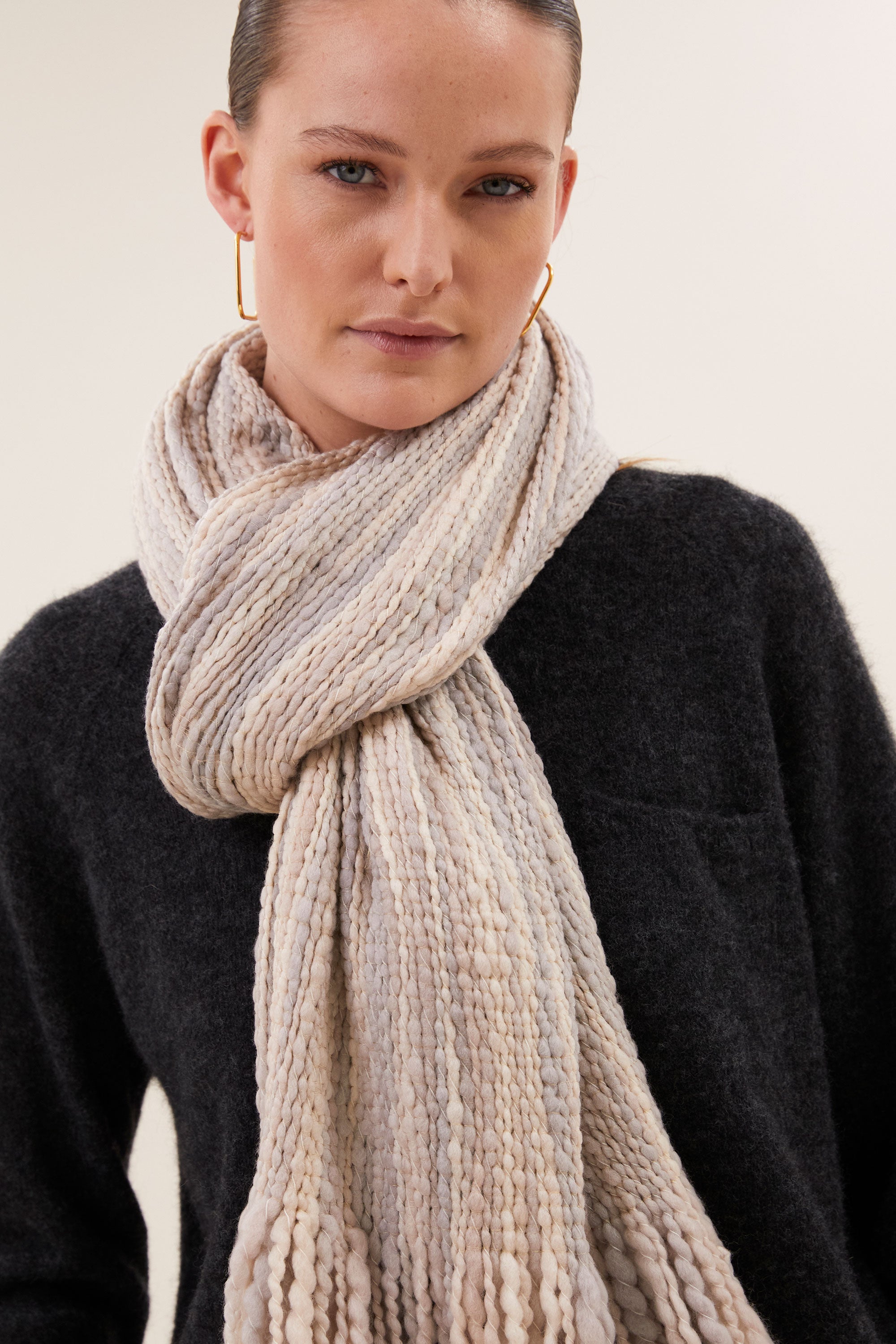 elva-woolen-scarf-sand-all-time classic-wolblend-by-bar-sfeerbeeld