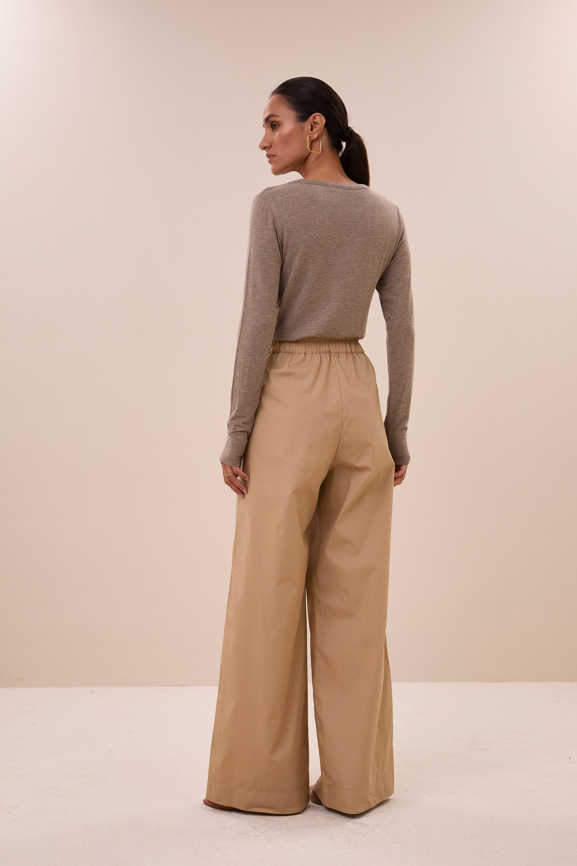 moky-ls-top-biscuit-all-time classic-aansluitende fit-ronde halslijn-by-bar-achteraanzicht