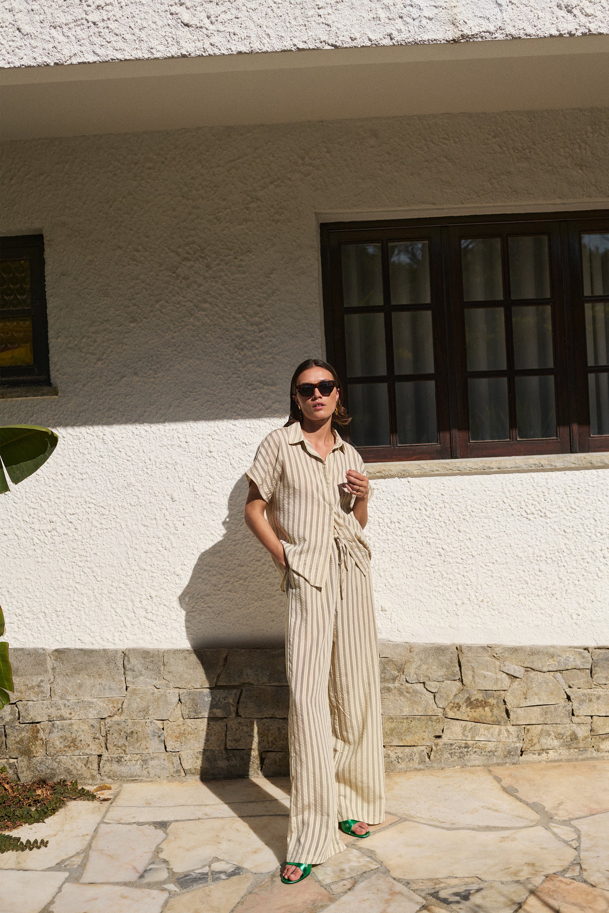 barley-seer-stripe-blouse-jet-black-stripe-knoopsluiting-casual fit-losvallende pasvorm-by-bar-aanvullende-foto