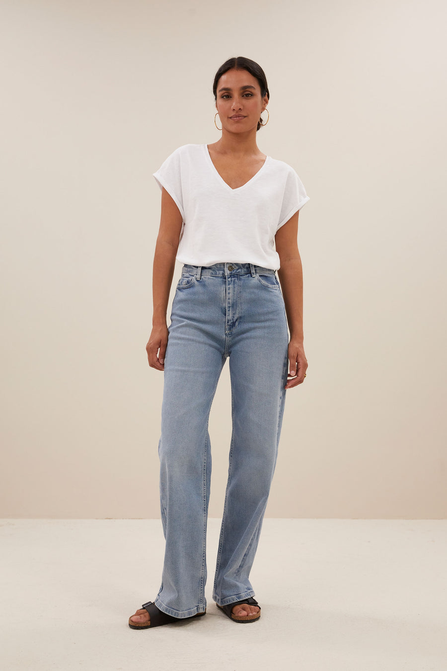 momi-logo-top-bright-white-comfortabele pasvorm-biologisch katoen-v-halslijn-by-bar-vooraanzicht