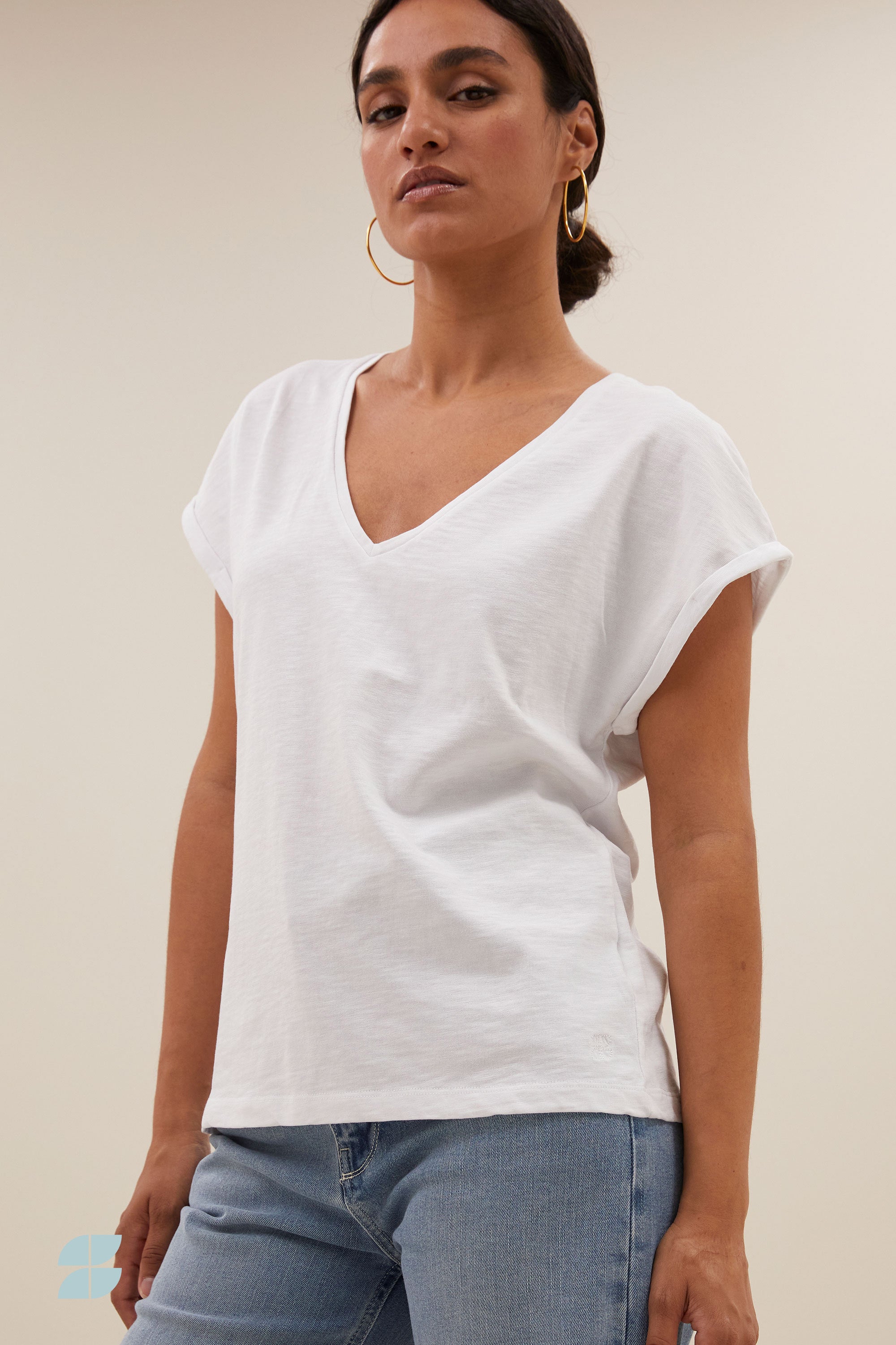 momi-logo-top-bright-white-comfortabele pasvorm-biologisch katoen-v-halslijn-by-bar-detail