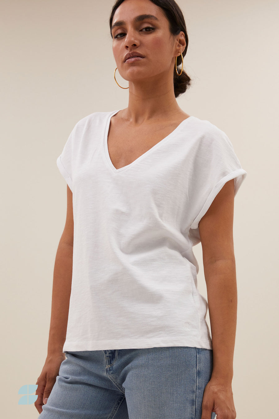 momi-logo-top-bright-white-comfortabele pasvorm-biologisch katoen-v-halslijn-by-bar-detail
