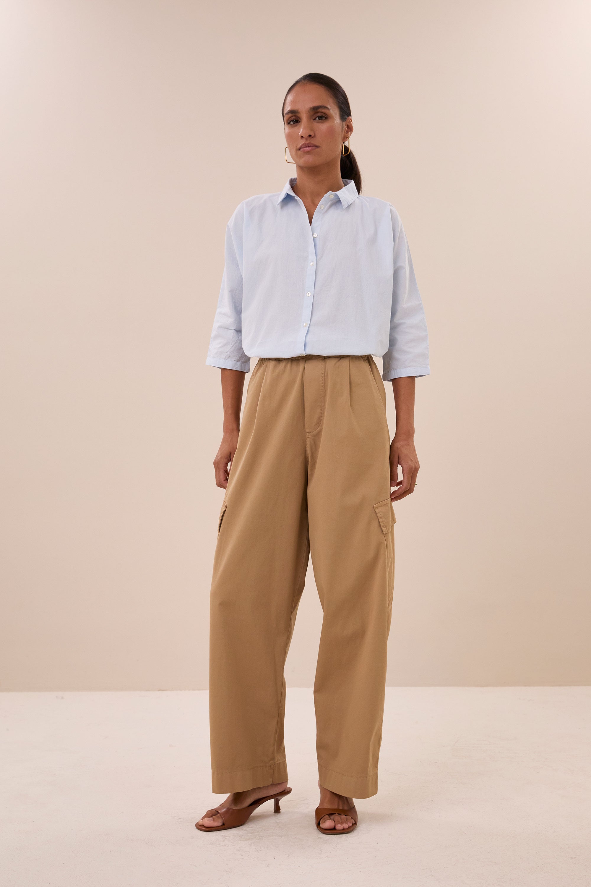 norel-chambray-blouse-light-blue-knoopsluiting-katoen kwaliteit-losvallende pasvorm-by-bar-achteraanzicht