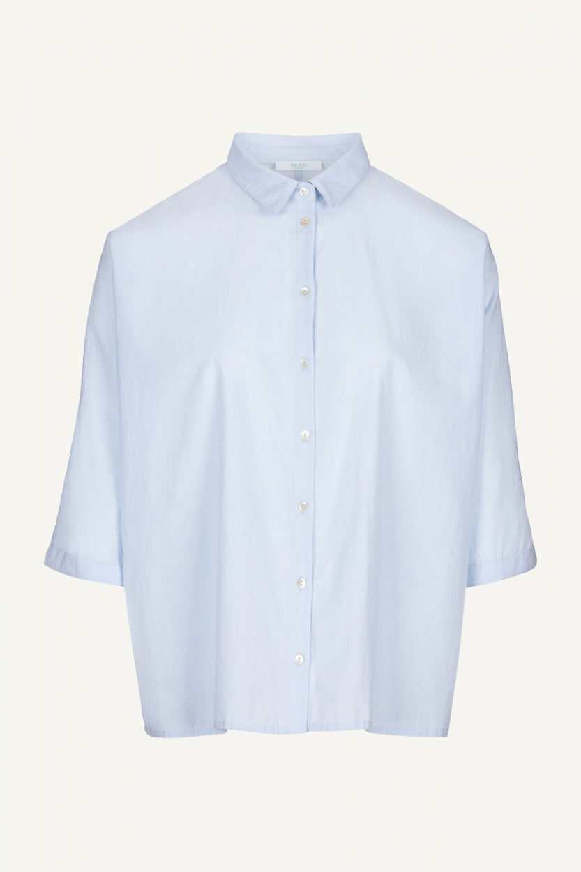 norel-chambray-blouse-light-blue-knoopsluiting-katoen kwaliteit-losvallende pasvorm-by-bar-detail