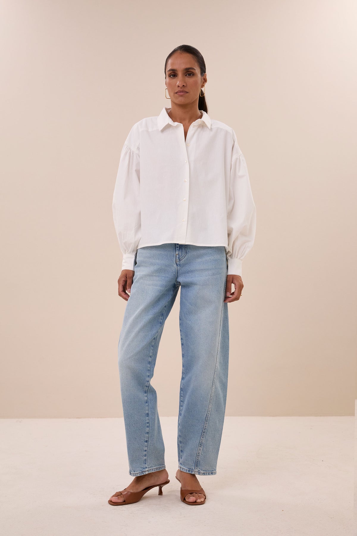 sarah-poplin-blouse-white-messing gesp-losvallende pasvorm-gemaakt door een familiebedrijf-by-bar-sfeerbeeld