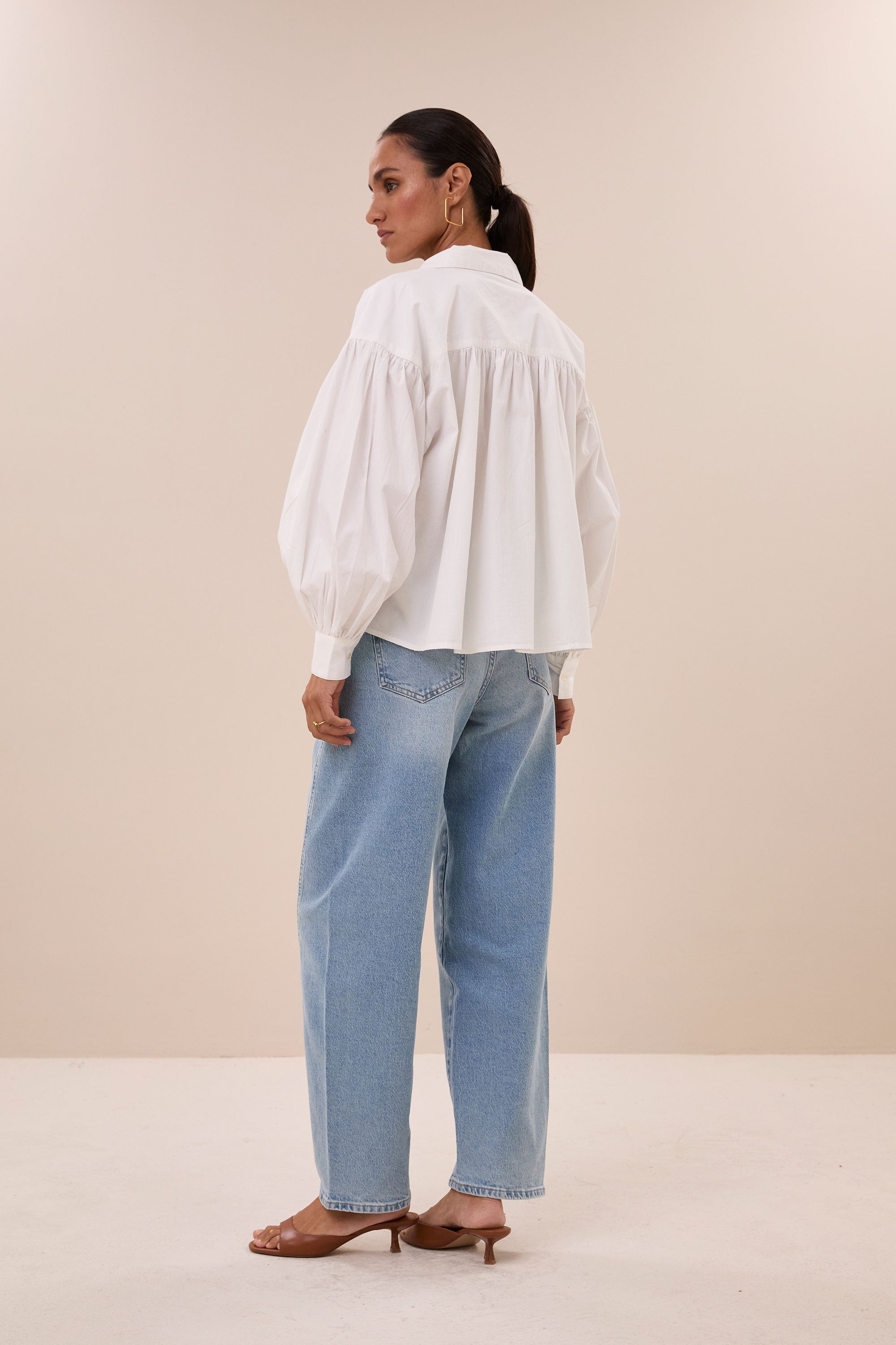 sarah-poplin-blouse-white-messing gesp-losvallende pasvorm-gemaakt door een familiebedrijf-by-bar-zijaanzicht
