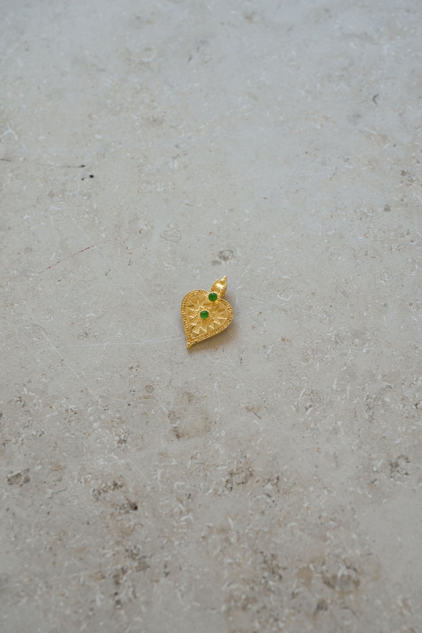 pd-heart-charm-green-gold plated-gemaakt door een familiebedrijf-by-bar-sfeerbeeld