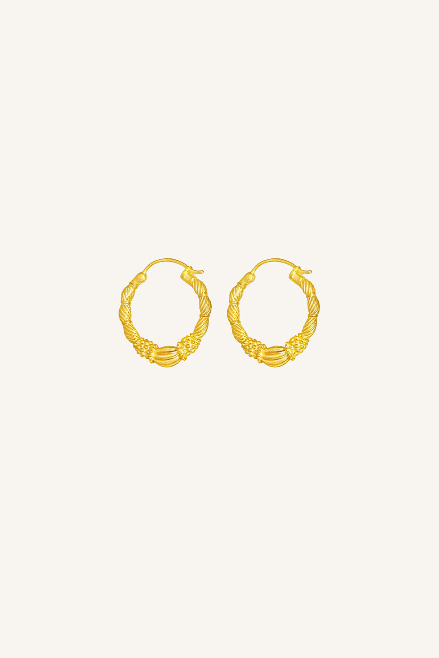 pd-art-hoop-earring-medium-gold-gold plated-gemaakt door een familiebedrijf-by-bar-sfeerbeeld