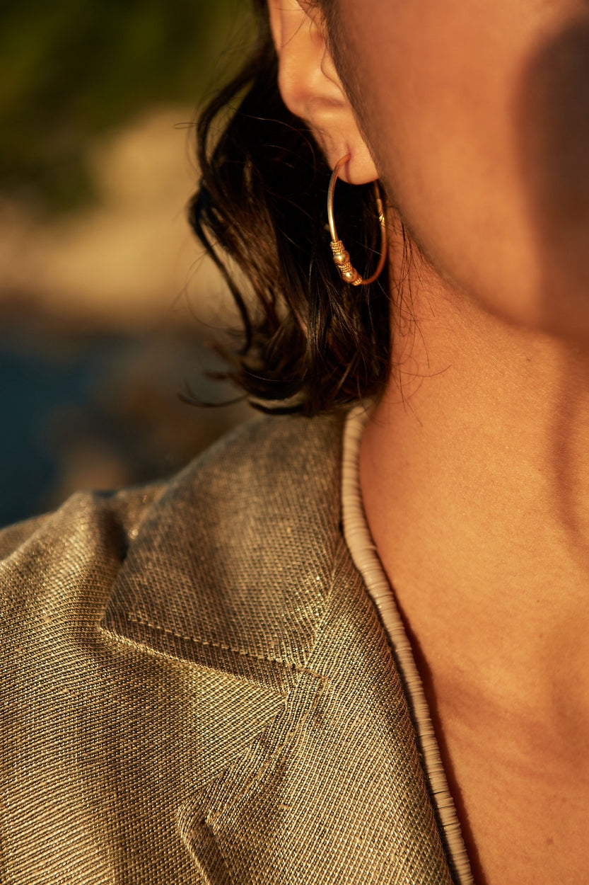 lizzy-earring-gold-gold plated-all-time classic-by-bar-zijaanzicht