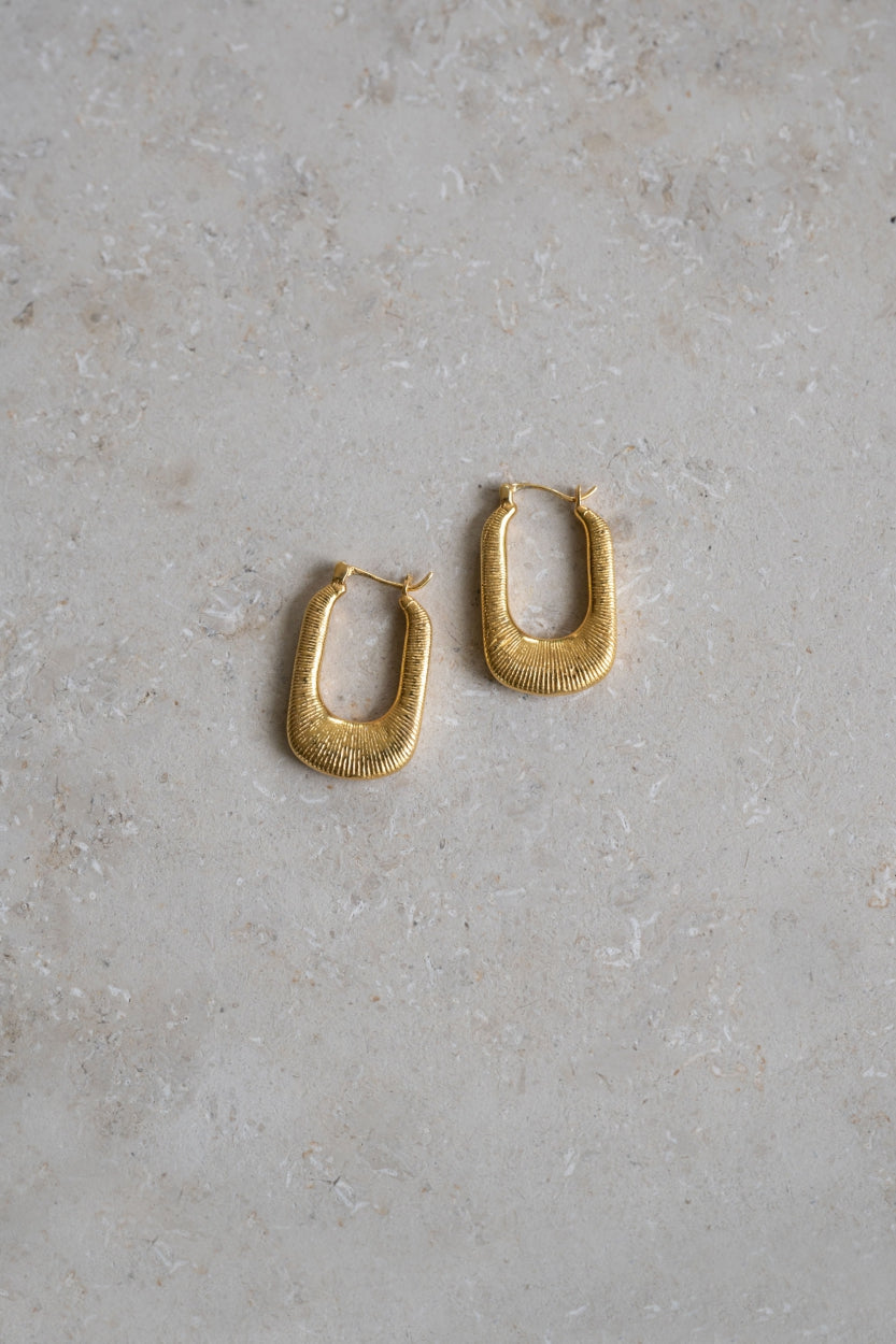 lou-earring-gold-22-karaats gouden plating-gold plated-all-time classic-by-bar-vooraanzicht