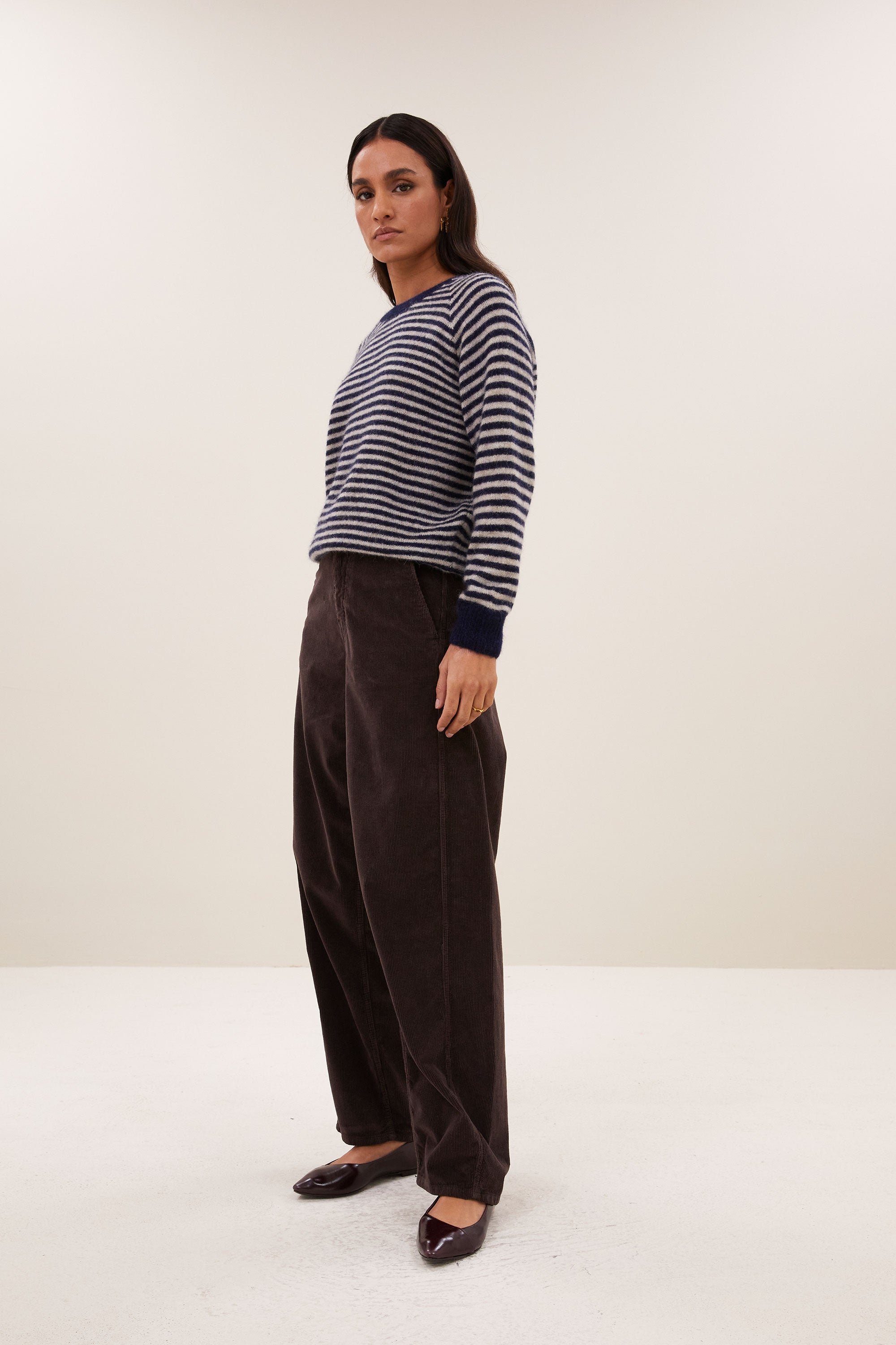 sally-stripe-pullover-midnight-marine-stripe-alpacamix kwaliteit-comfortabele draagervaring-ronde halslijn-by-bar-zijaanzicht