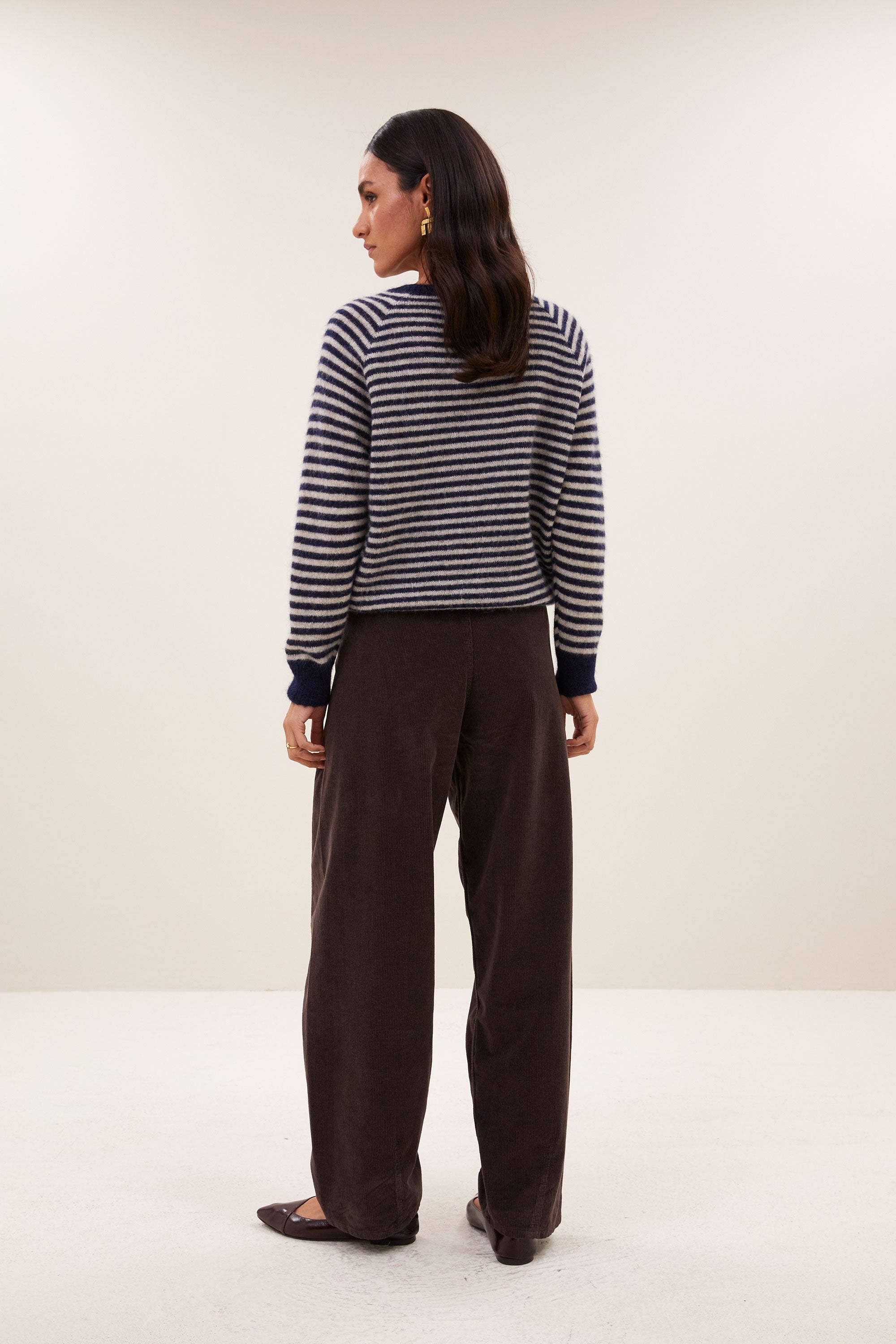 sally-stripe-pullover-midnight-marine-stripe-alpacamix kwaliteit-comfortabele draagervaring-ronde halslijn-by-bar-achteraanzicht
