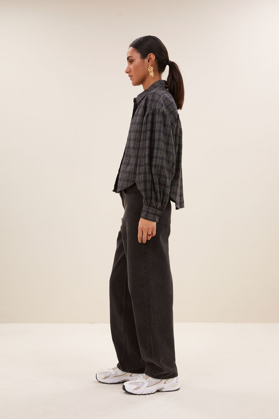 sarah short check blouse - caramel, korte fit, knoopsluiting, verlaagde schoudernaden - by-bar - zijaanzicht