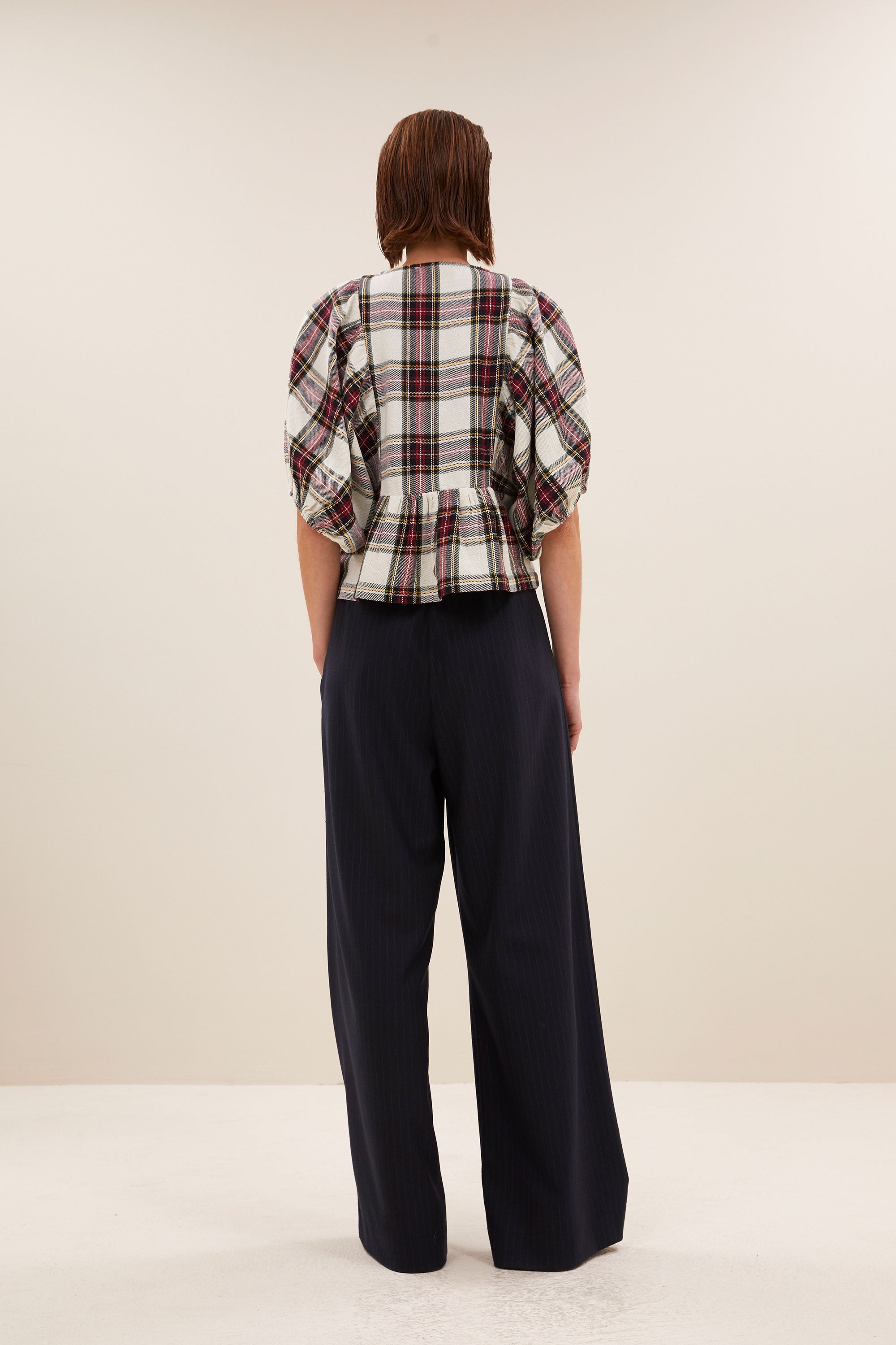 avelon check blouse - tartan check, volumnieuze mouwen, elastieken band, verborgen haak-en-oogsluiting - by-bar - zijaanzicht
