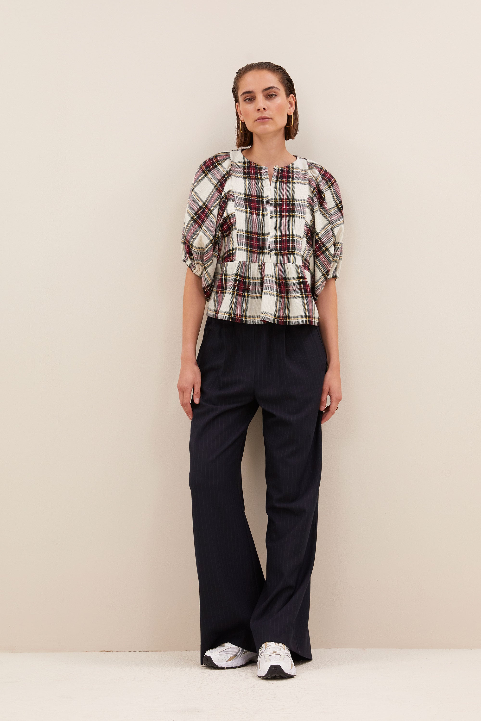avelon check blouse - tartan check, volumnieuze mouwen, elastieken band, verborgen haak-en-oogsluiting - by-bar - detailfoto