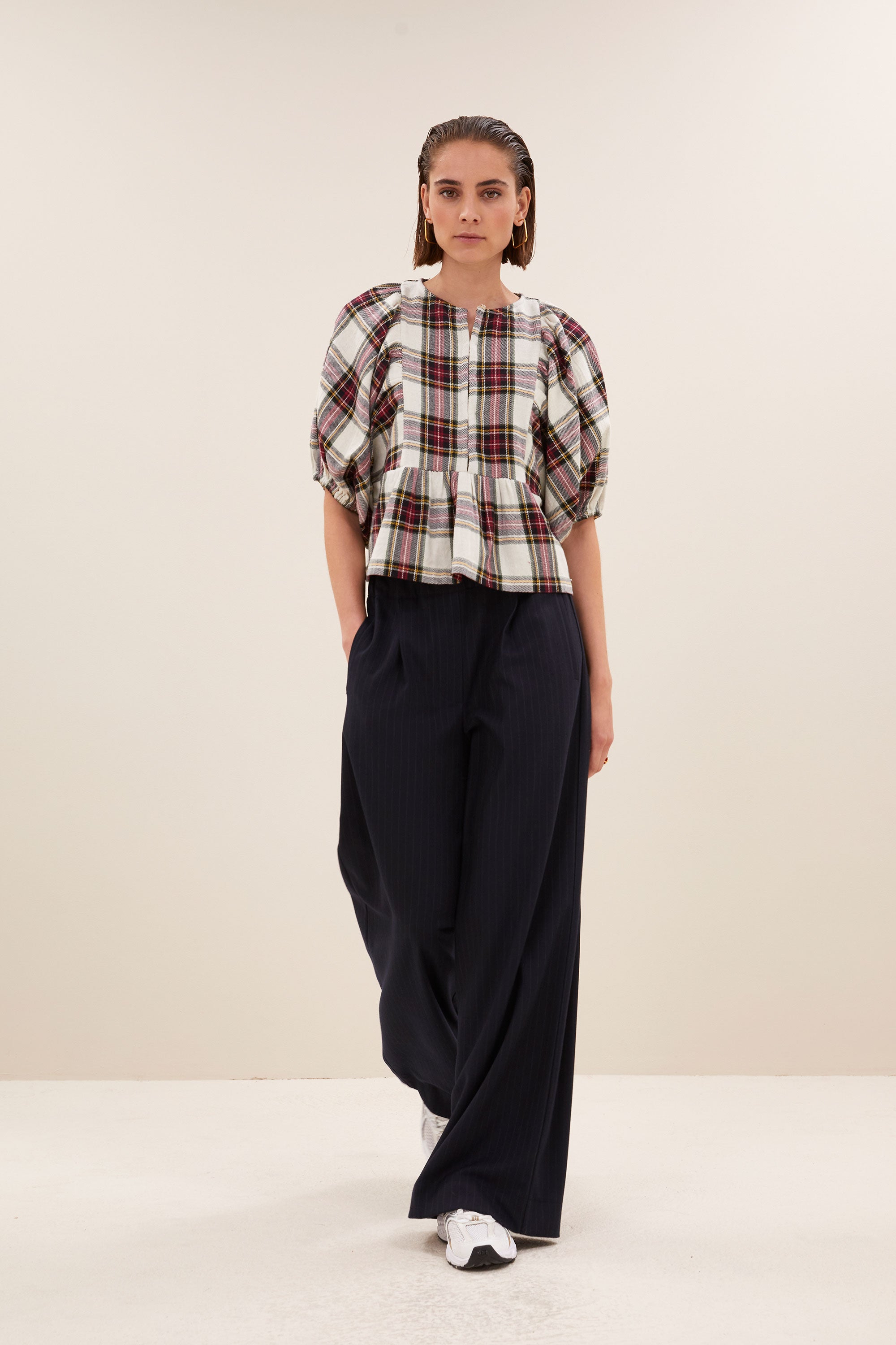 avelon check blouse - tartan check, volumnieuze mouwen, elastieken band, verborgen haak-en-oogsluiting - by-bar - achteraanzicht