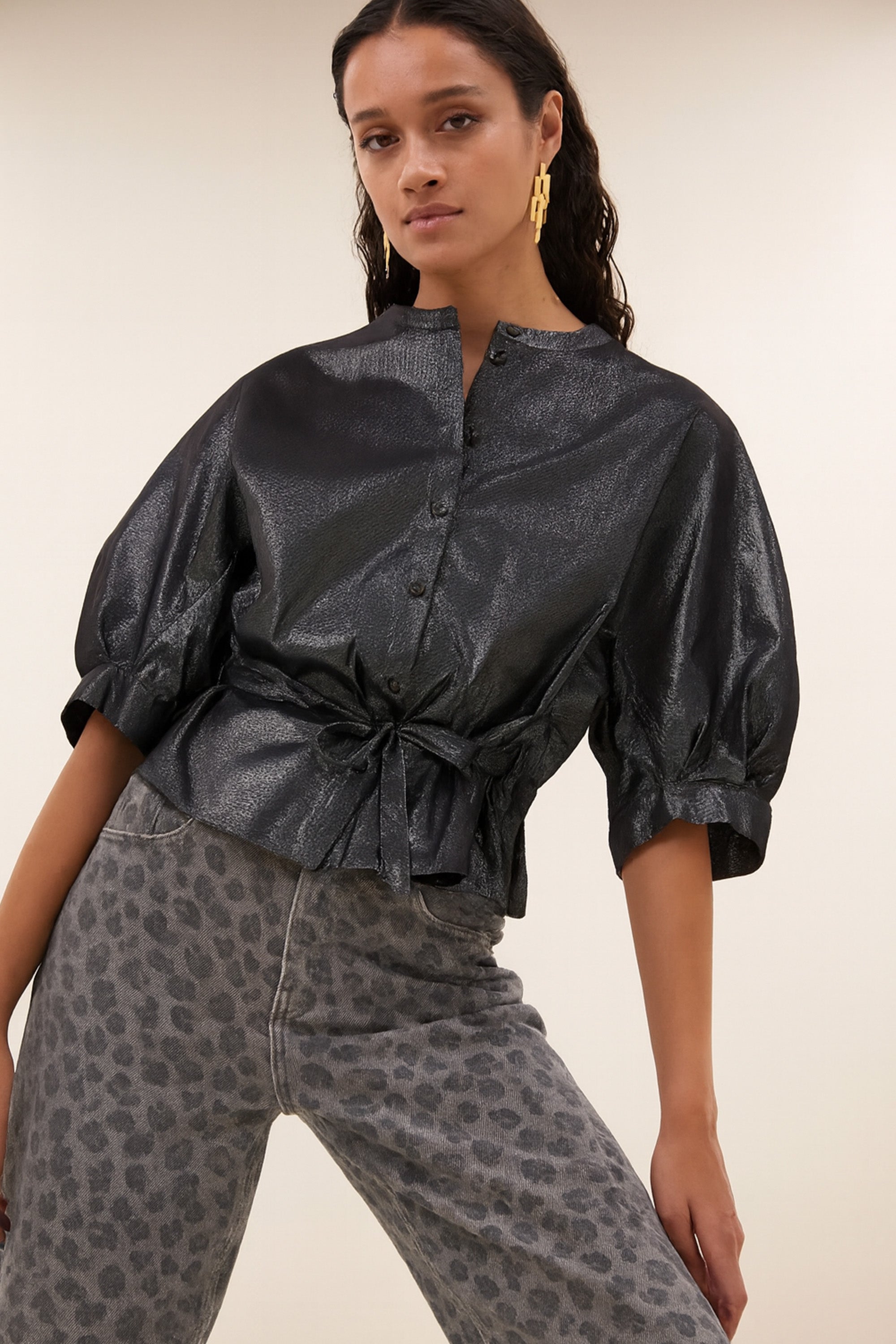 christi silver blouse - silver, met strikceintuur, korte fit, volumnieuze mouwen - by-bar - aanvullende foto