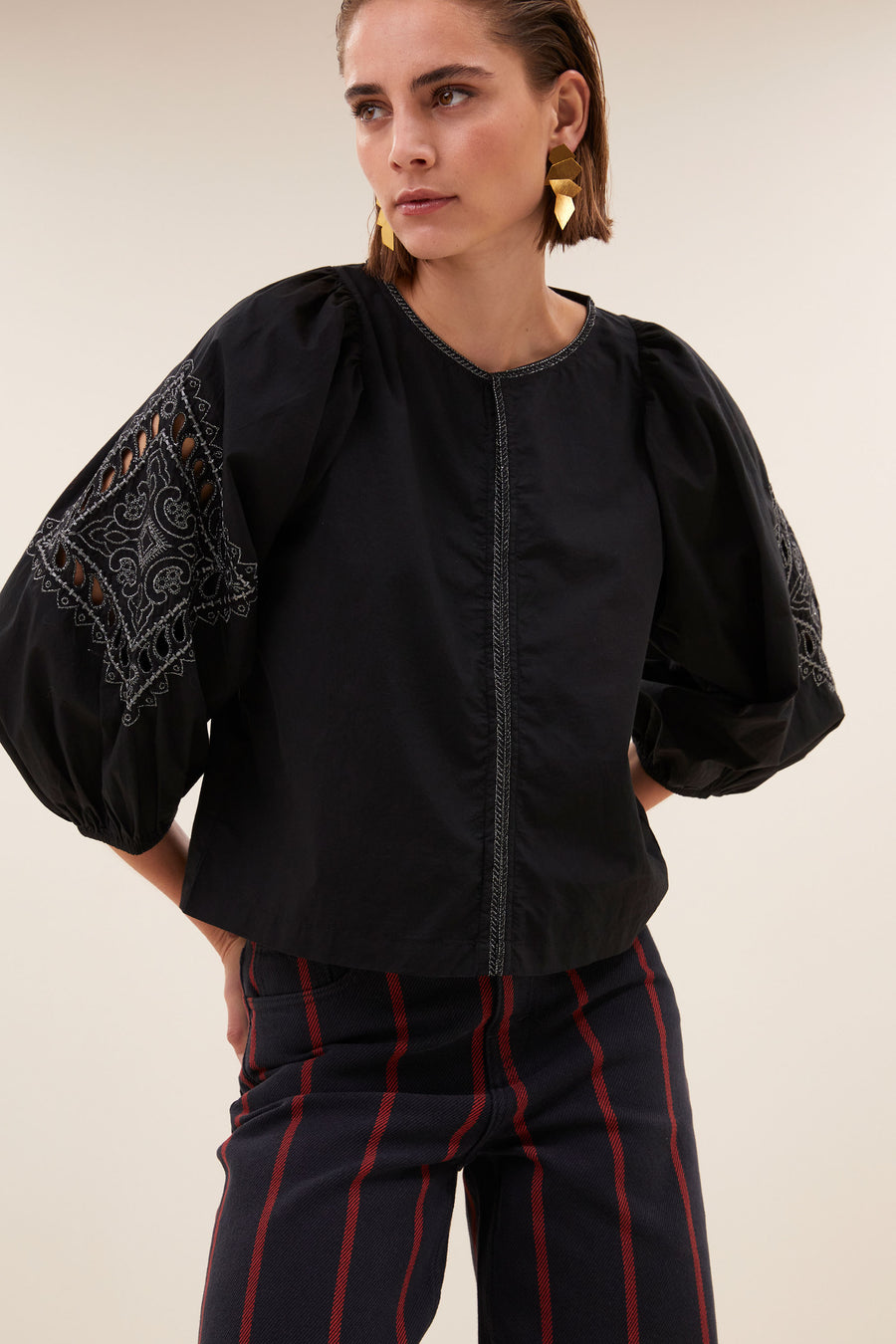 rae-festive-blouse-jet-black-embroidery-verborgen haak-en-oogsluiting-subtiel geweven lurex draad-by-bar-detail
