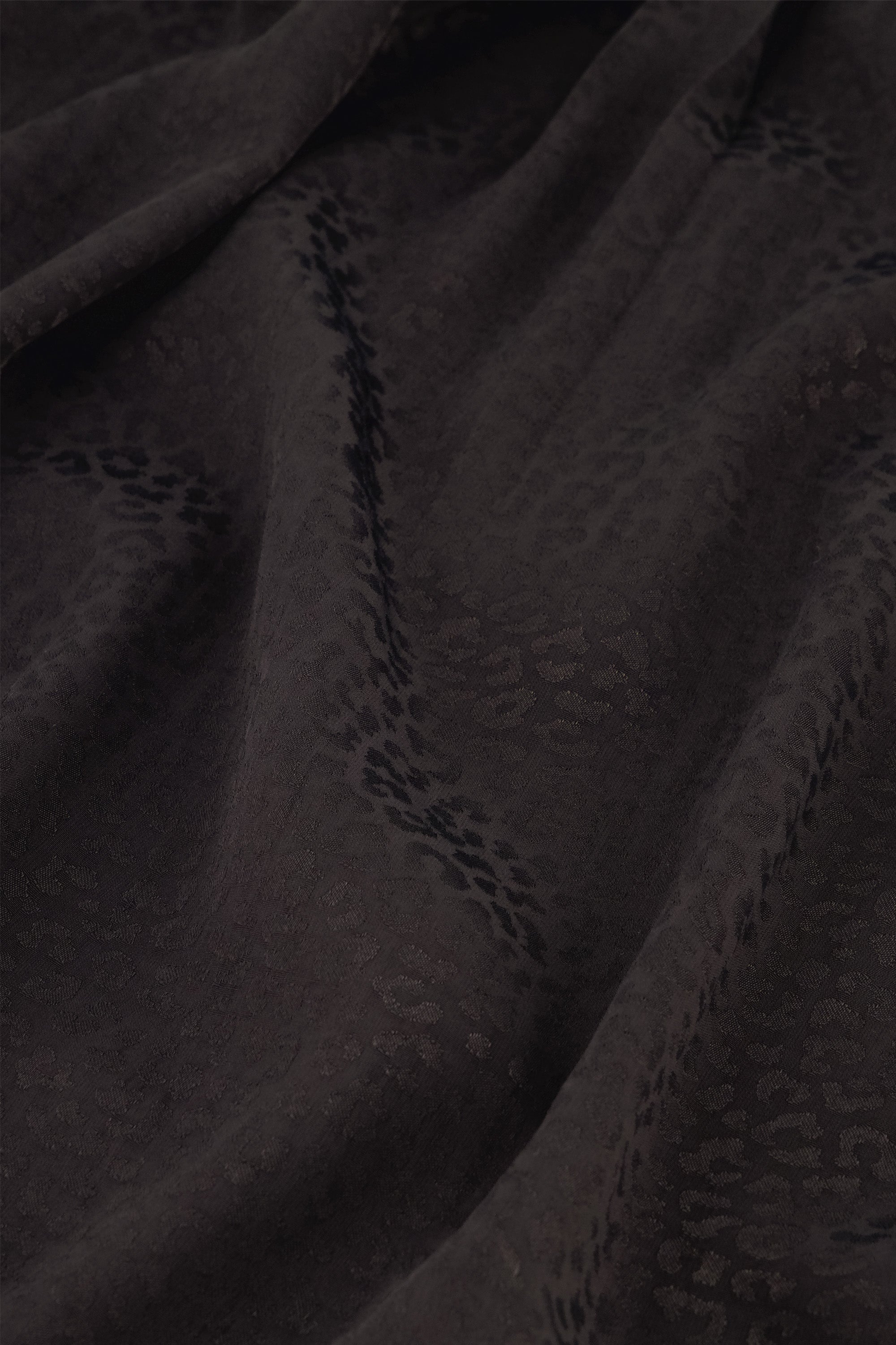 noi black cheetah blouse - black cheetah, all-time classic, casual fit, must-have essential - by-bar - detailfoto