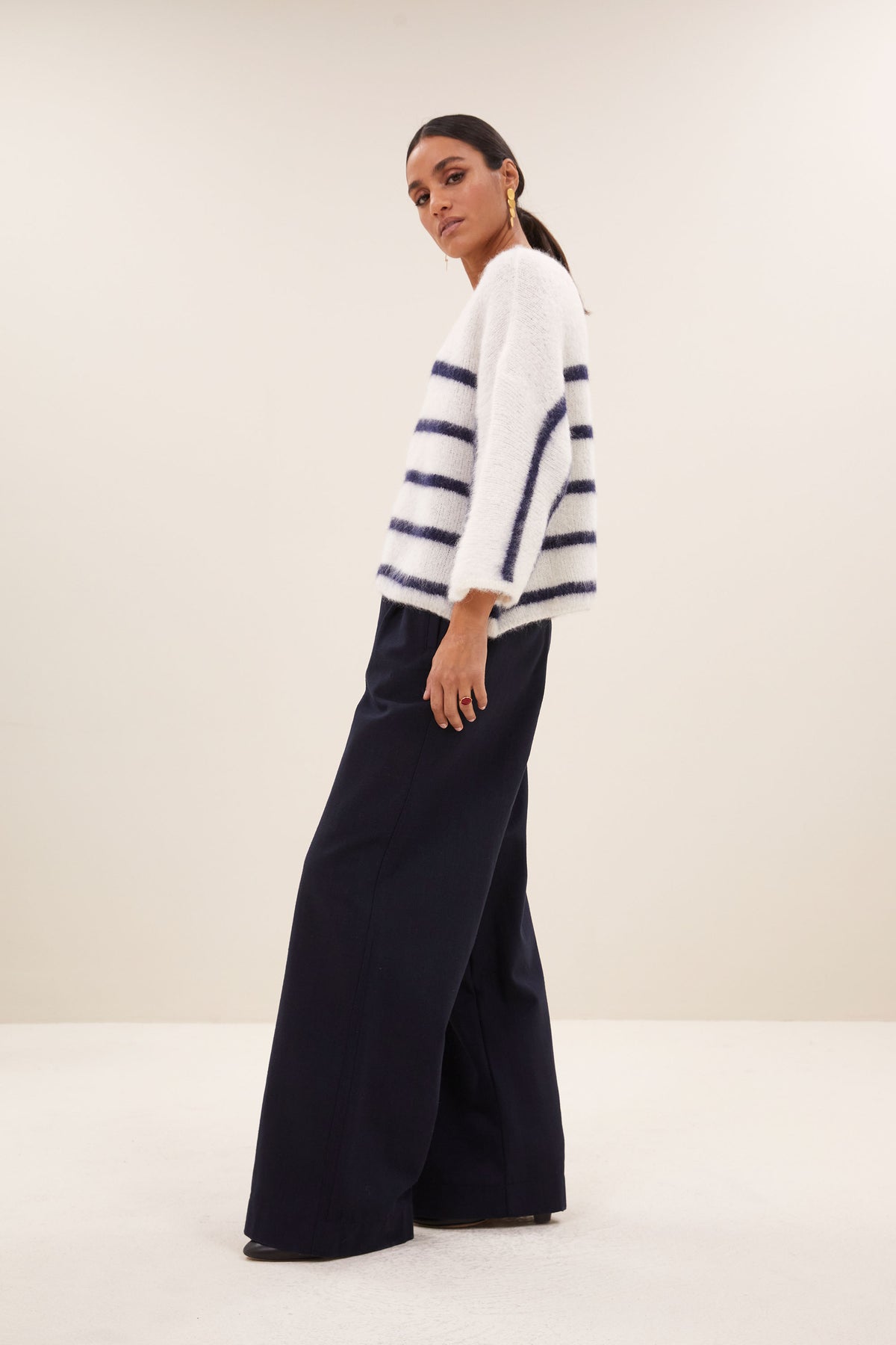 fleur stripe  pullover - marine stripe, vleermuis mouw, losvallende pasvorm, wolblend - by-bar - zijaanzicht