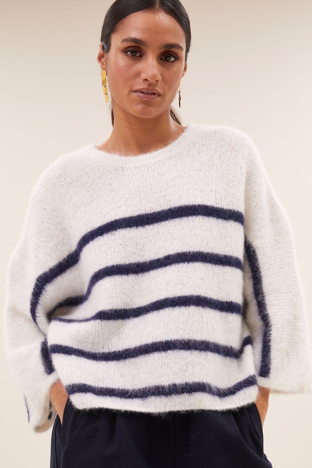 fleur stripe  pullover - marine stripe, vleermuis mouw, losvallende pasvorm, wolblend - by-bar - detail