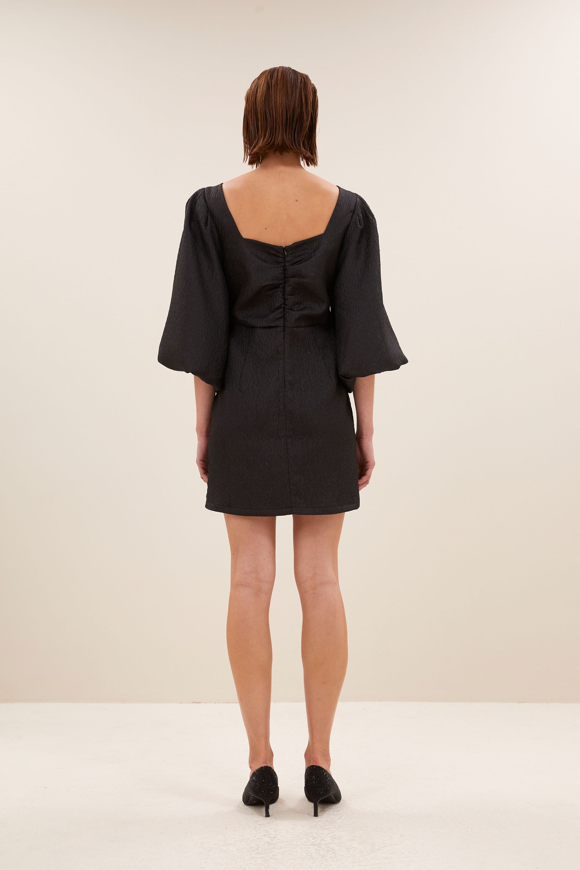 mimi-bubble-dress-jet-black-by-bar-achteraanzicht