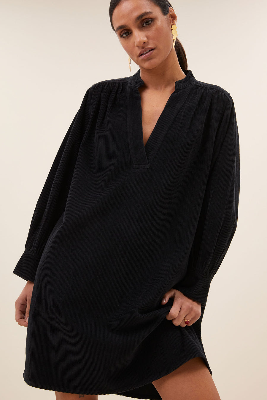 jina cord dress - midnight, midi lengte, geplooide details, ribpatroon - by-bar - sfeerbeeld