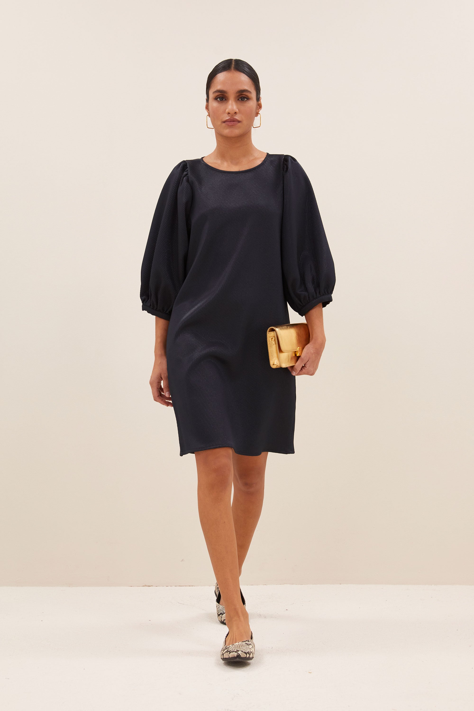 gigi-gloss-dress-midnight-volumnieuze mouwen-elastieken band-ritssluiting-by-bar-loop-shot