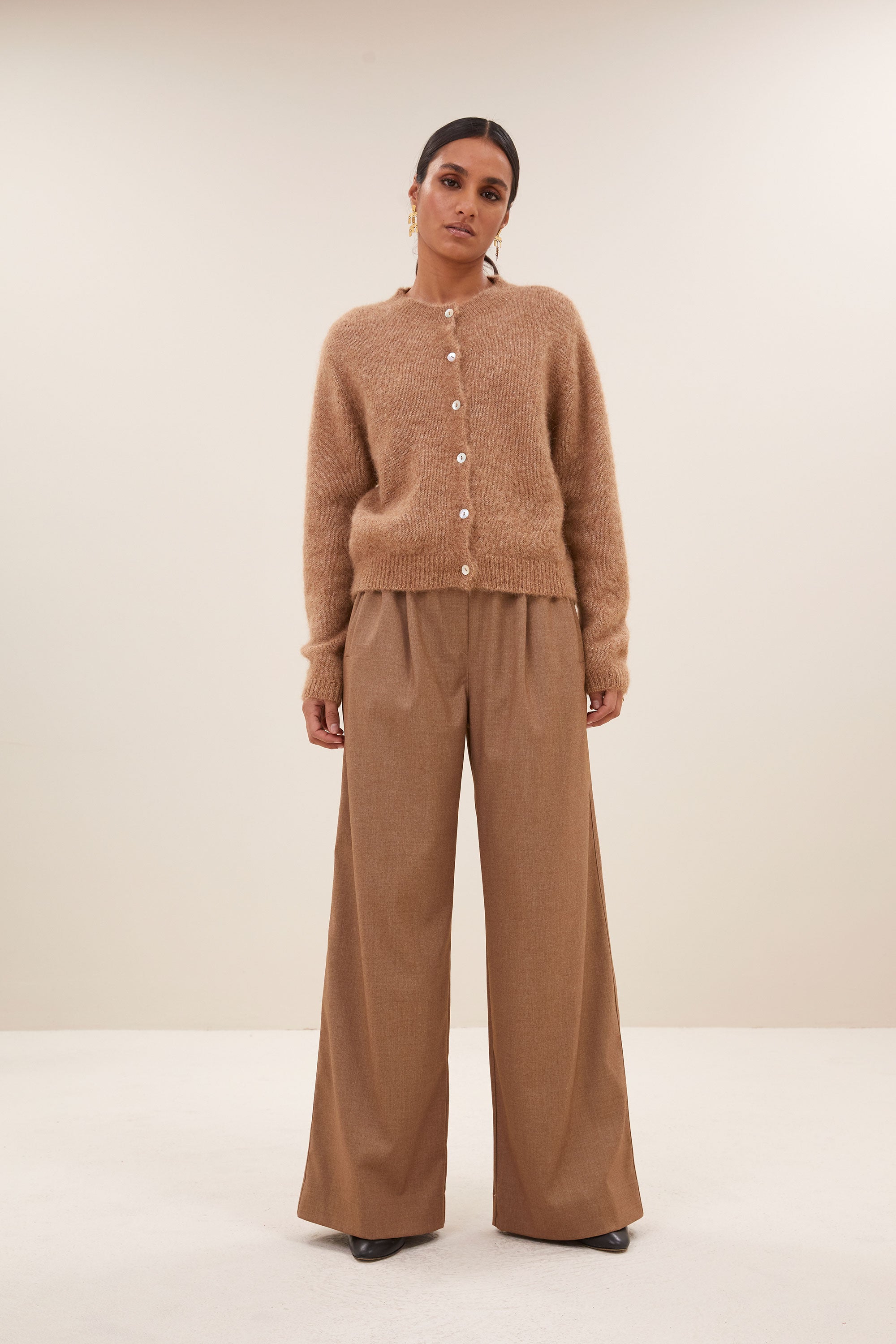benji melange pants - camel melee, elastieken band, losvallende pasvorm, geplooide details - by-bar - sfeerbeeld