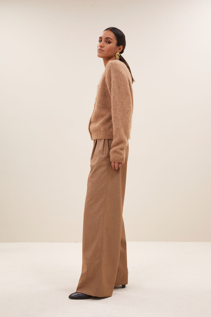 benji melange pants - camel melee, elastieken band, losvallende pasvorm, geplooide details - by-bar - aanvullende foto
