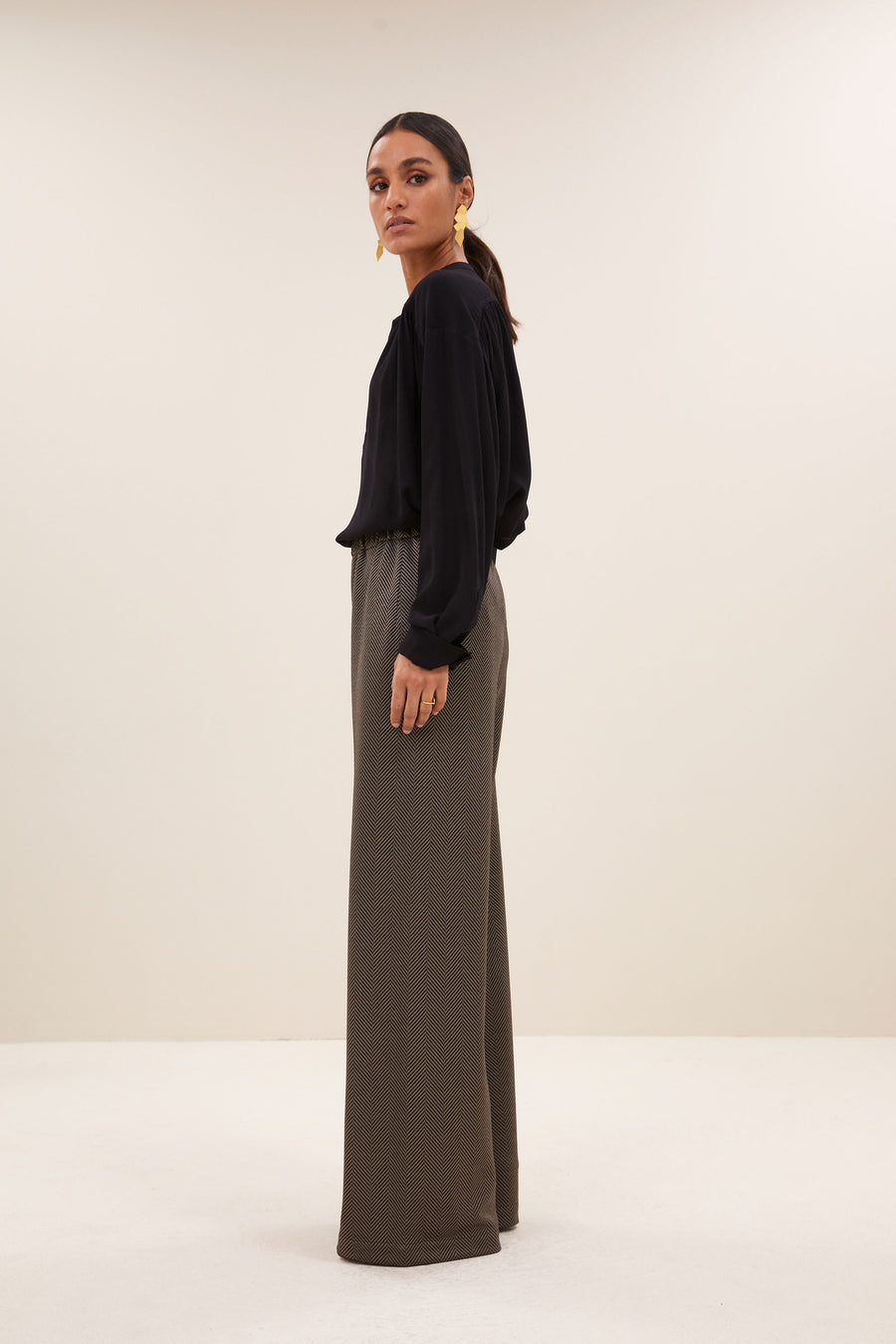lissa herringbone pants - biscuit, elastieken band, hoge taille, losvallende pasvorm - by-bar - vooraanzicht