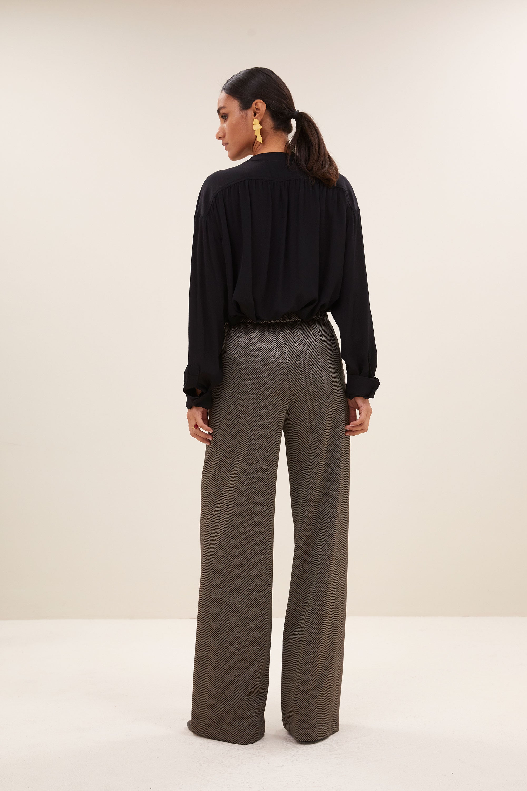 lissa herringbone pants - biscuit, elastieken band, hoge taille, losvallende pasvorm - by-bar - aanvullende foto