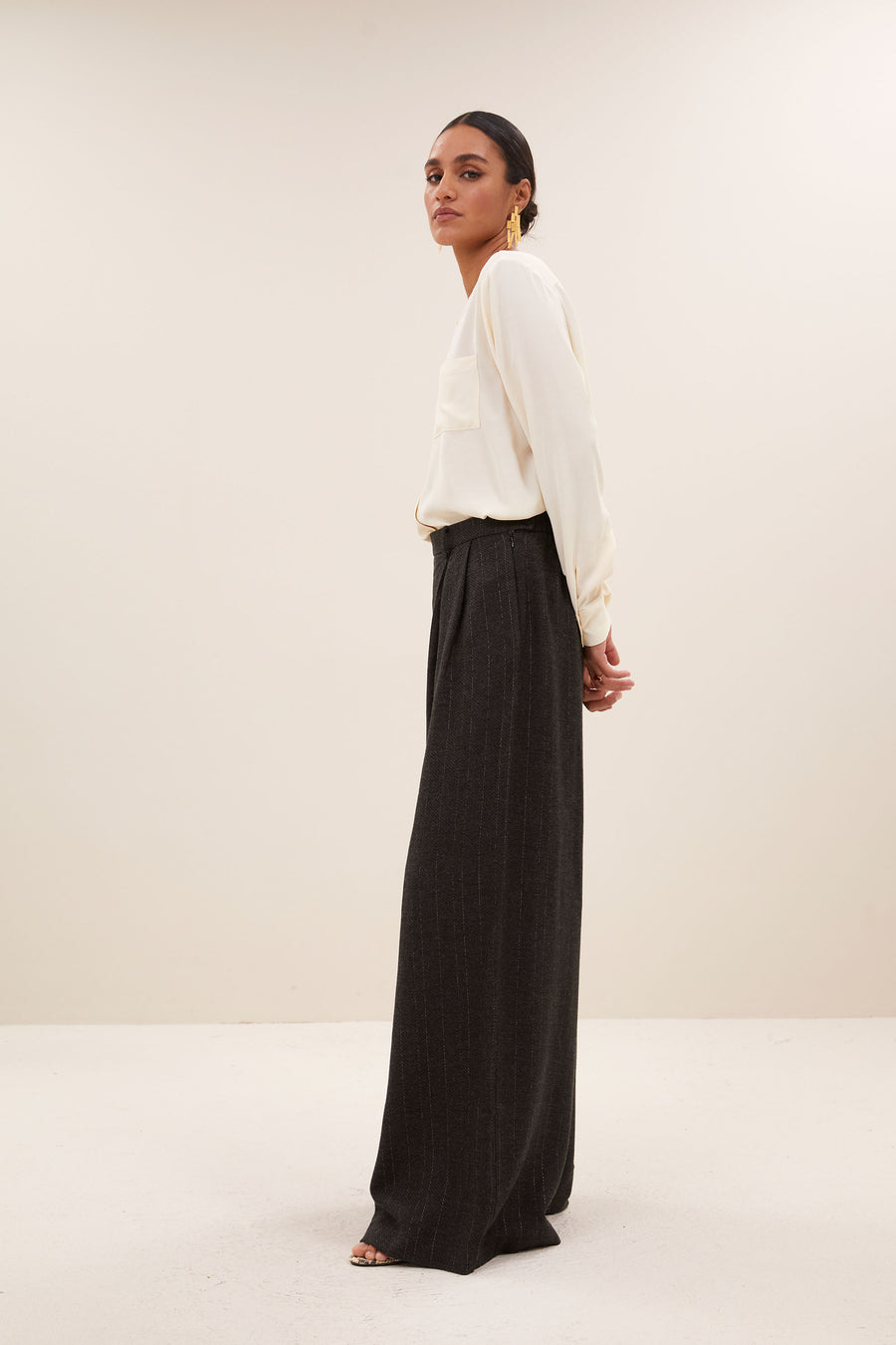 sef-grey-pants-grey-lurex-elastieken band-losvallende pasvorm-subtiel geweven lurex draad-by-bar-zijaanzicht