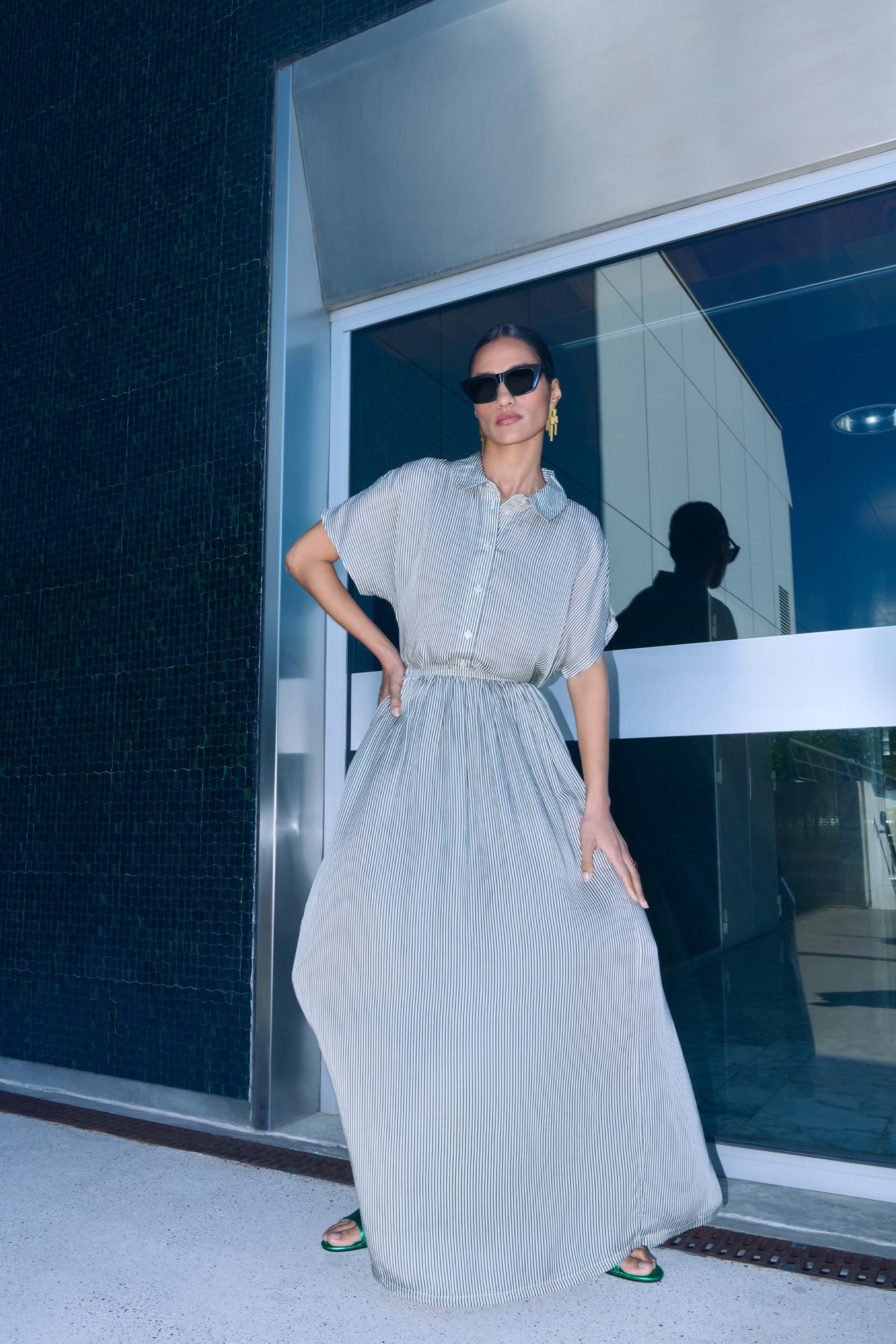 reva-viscose-stripe-skirt-graphite-stripe-print-losvallende pasvorm-maxi rok-viscose kwaliteit-by-bar-sfeerbeeld