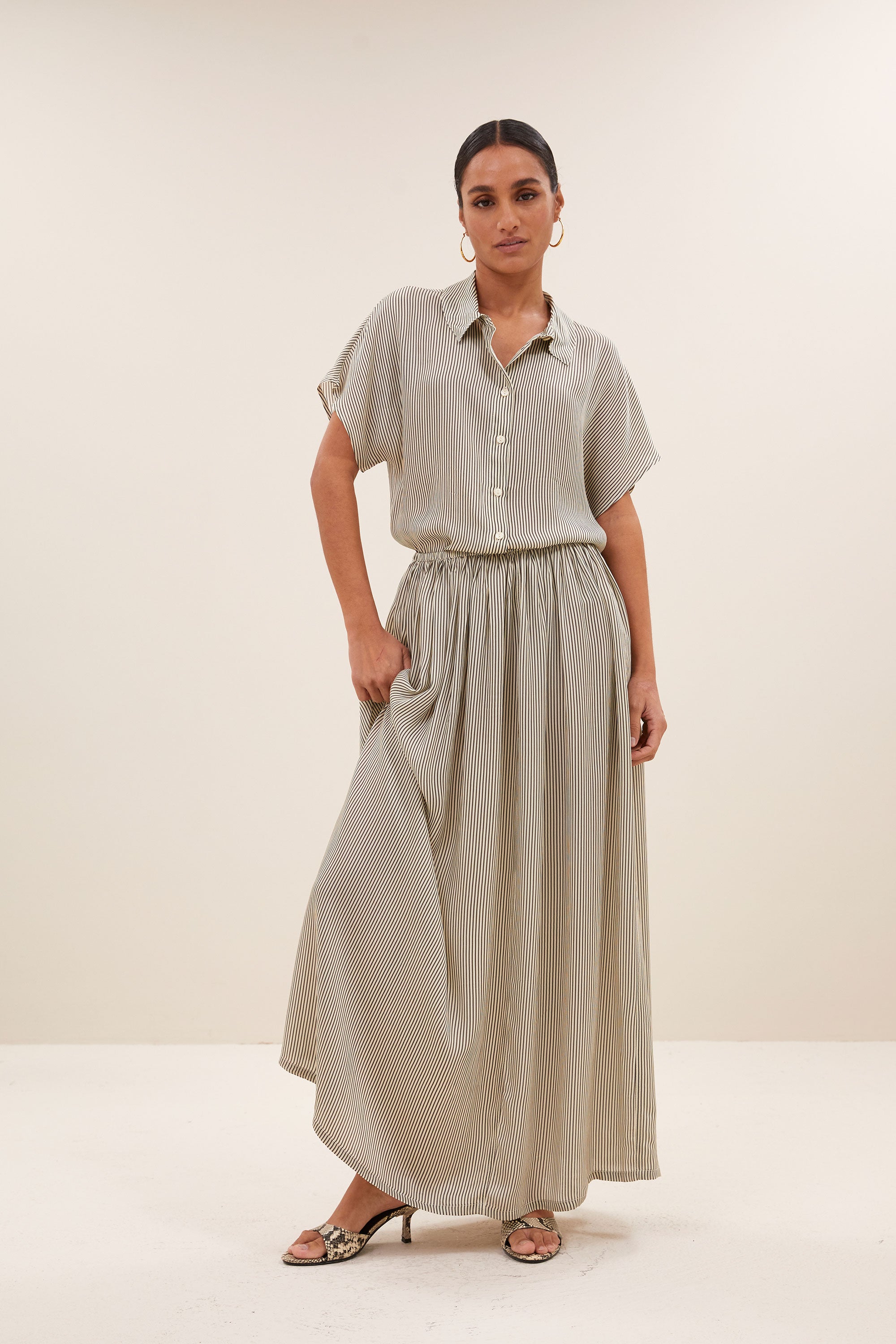 reva-viscose-stripe-skirt-graphite-stripe-print-losvallende pasvorm-maxi rok-viscose kwaliteit-by-bar-vooraanzicht