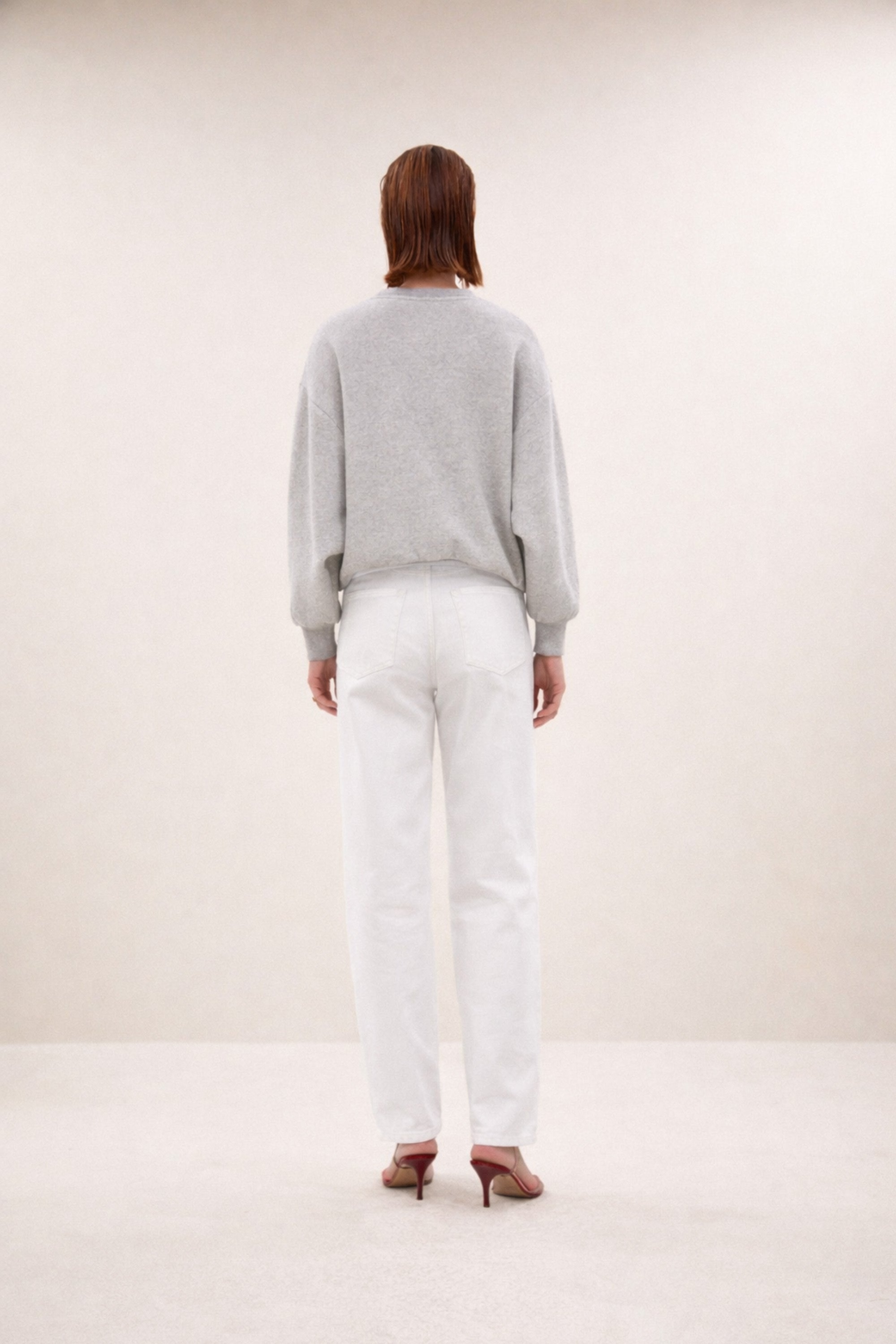 bibi-nights-melee-sweater-grey-melee-verlaagde schoudernaden-ribgebreide randen-statement print-by-bar-achteraanzicht
