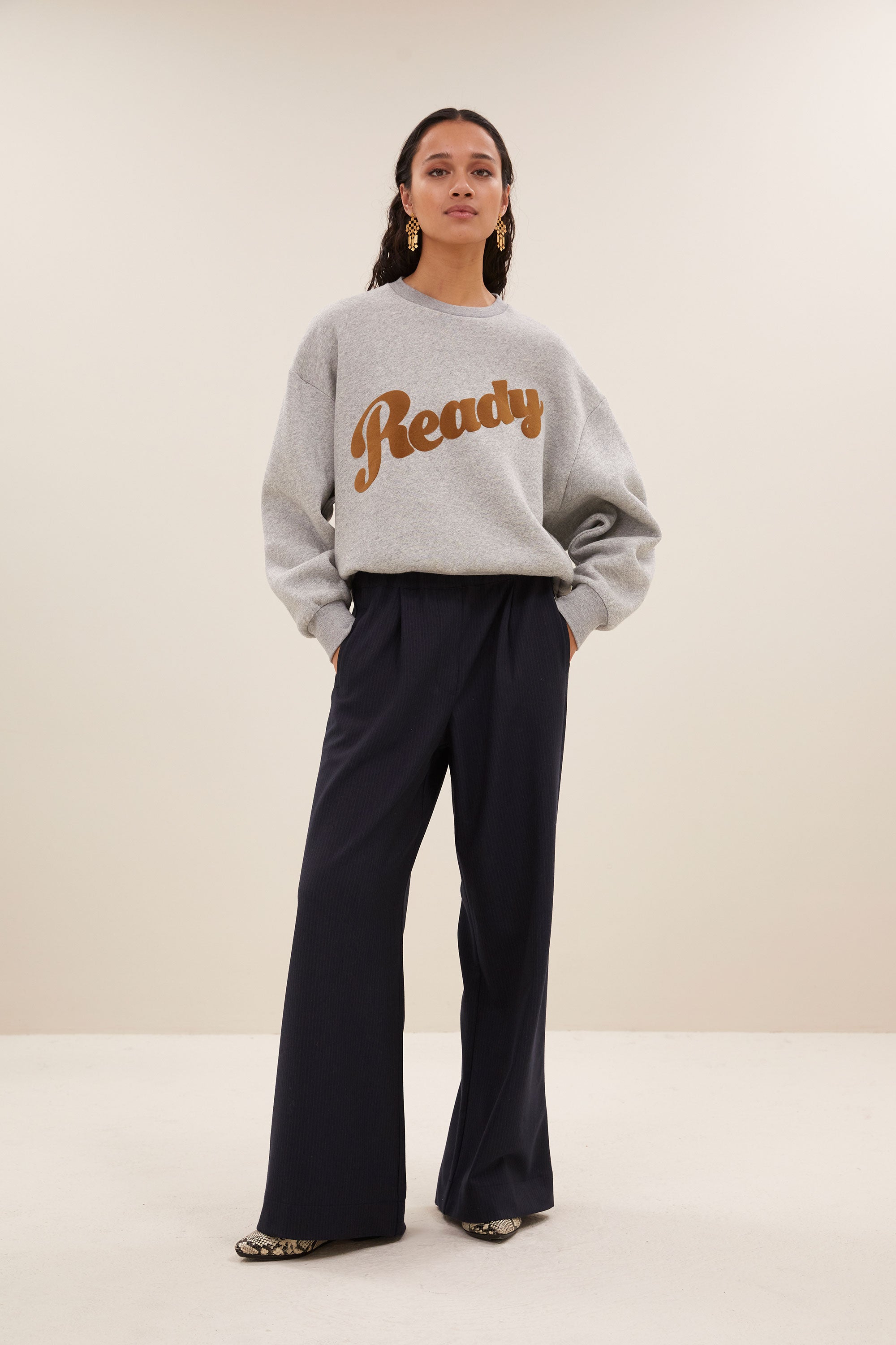 bibi ready sweater - grey melee, katoen kwaliteit, verlaagde schoudernaden, statement print - by-bar - vooraanzicht