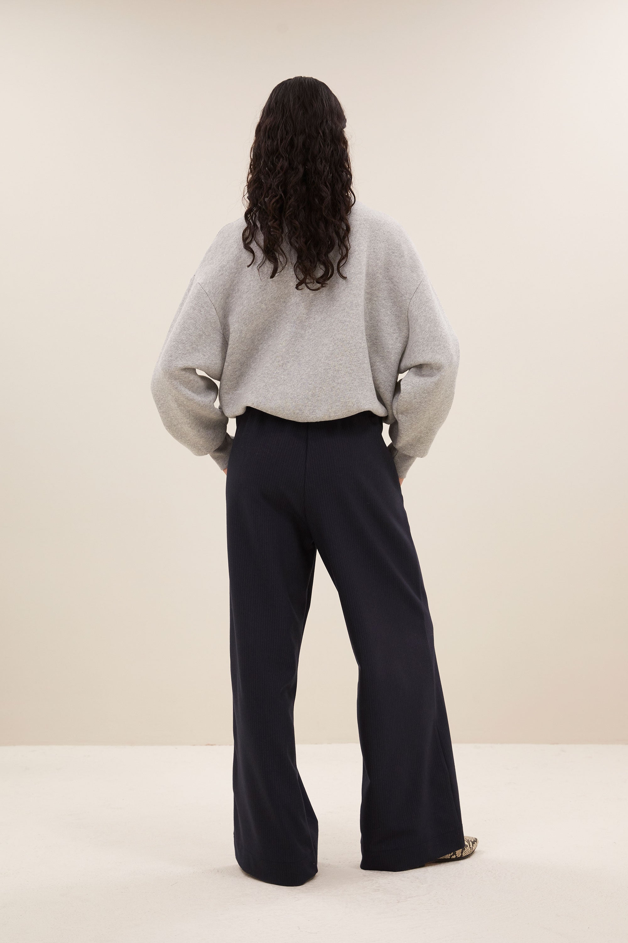 bibi ready sweater - grey melee, katoen kwaliteit, verlaagde schoudernaden, statement print - by-bar - achteraanzicht